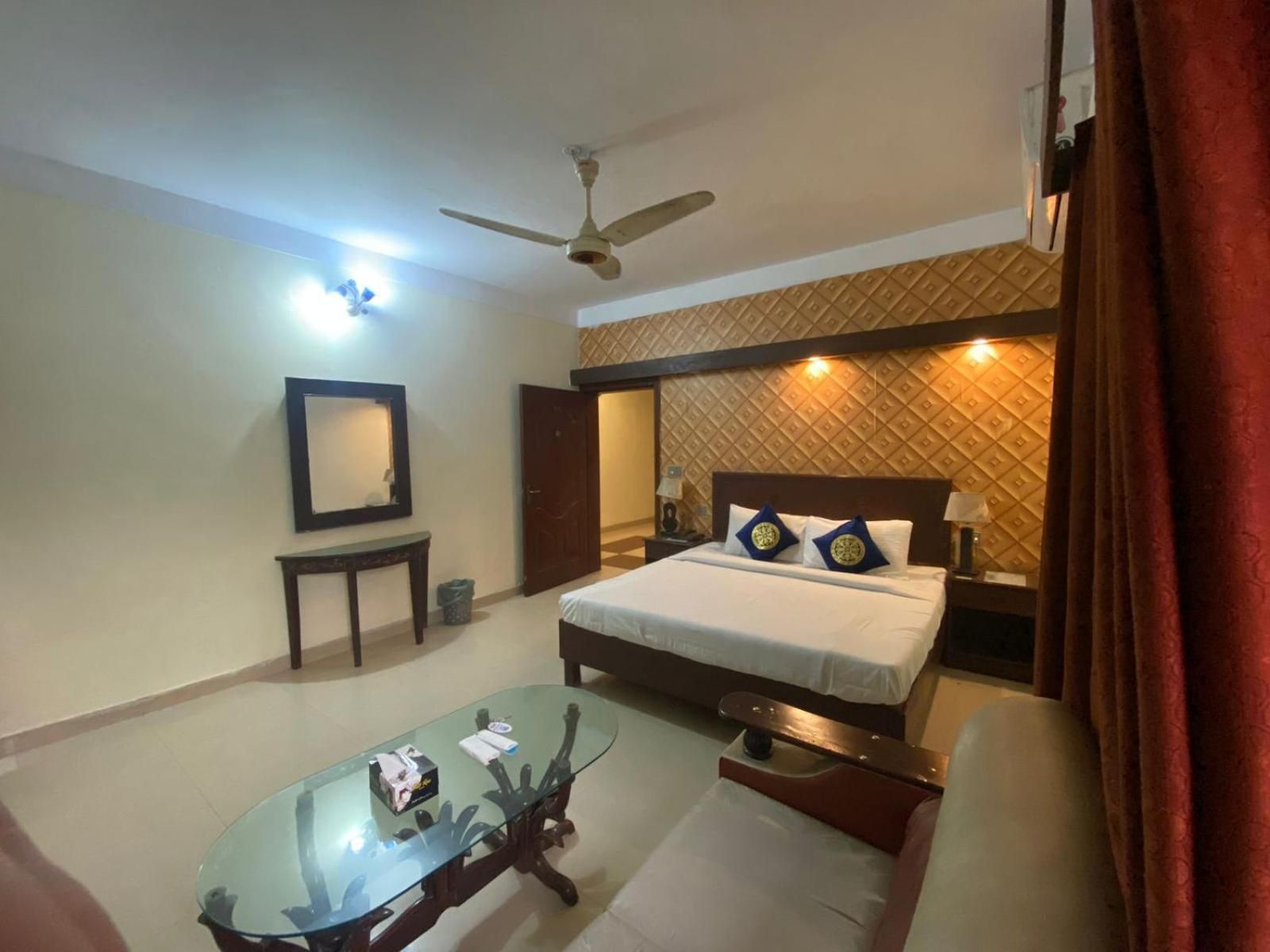 Deluxe Family Room