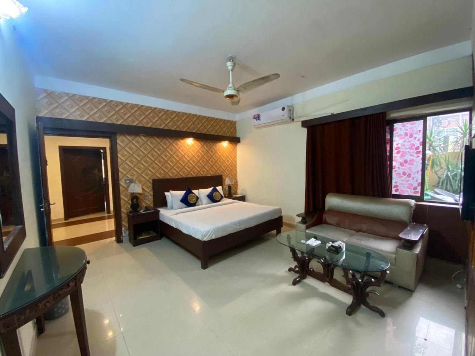 Deluxe Family Room