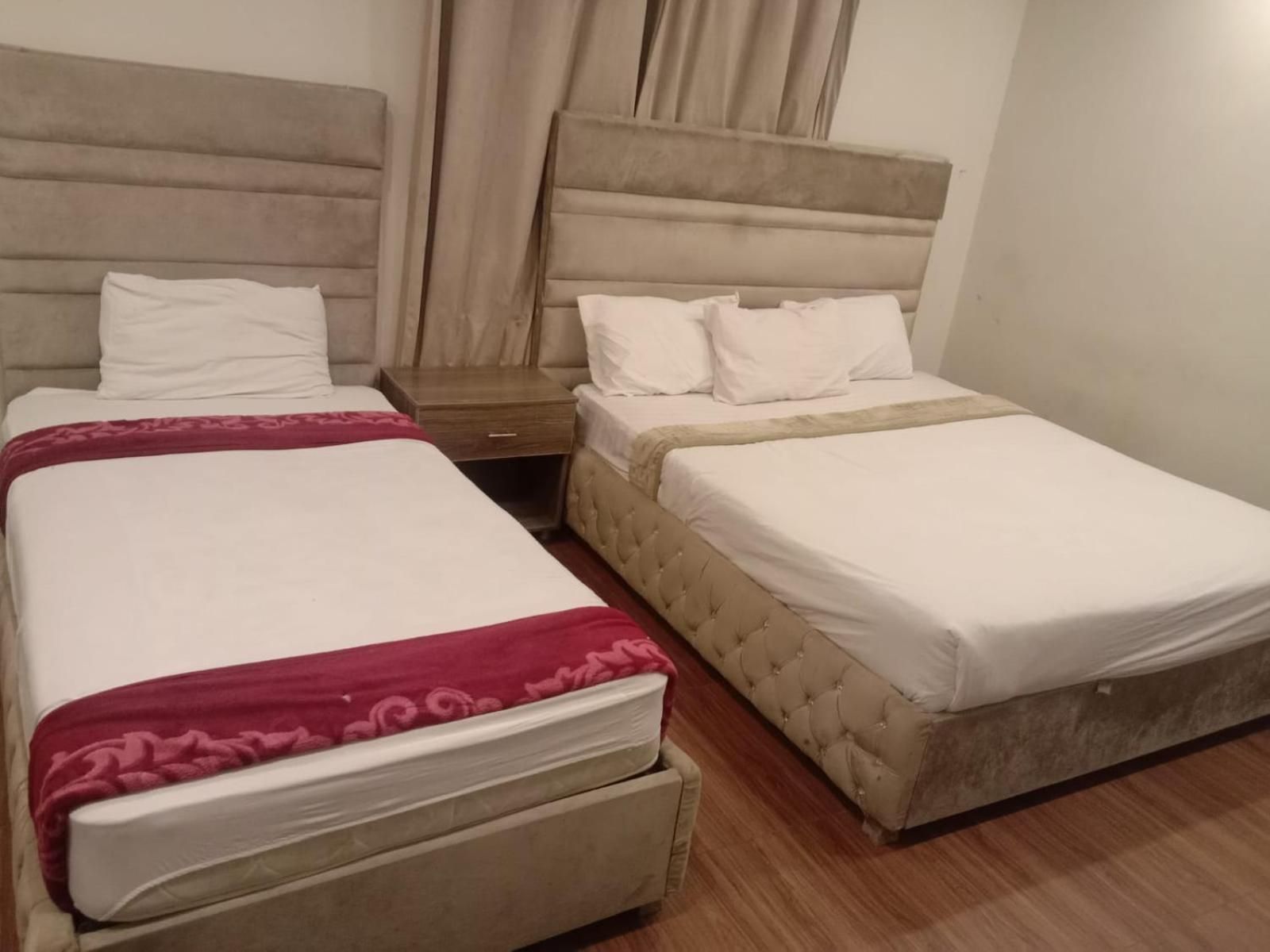 Hotel Days Inn Emporium Deluxe Quadruple Room 2