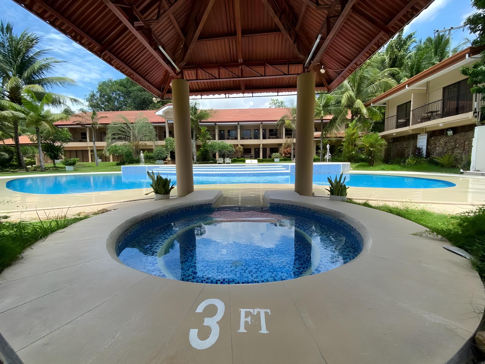 swimming pool [outdoor]