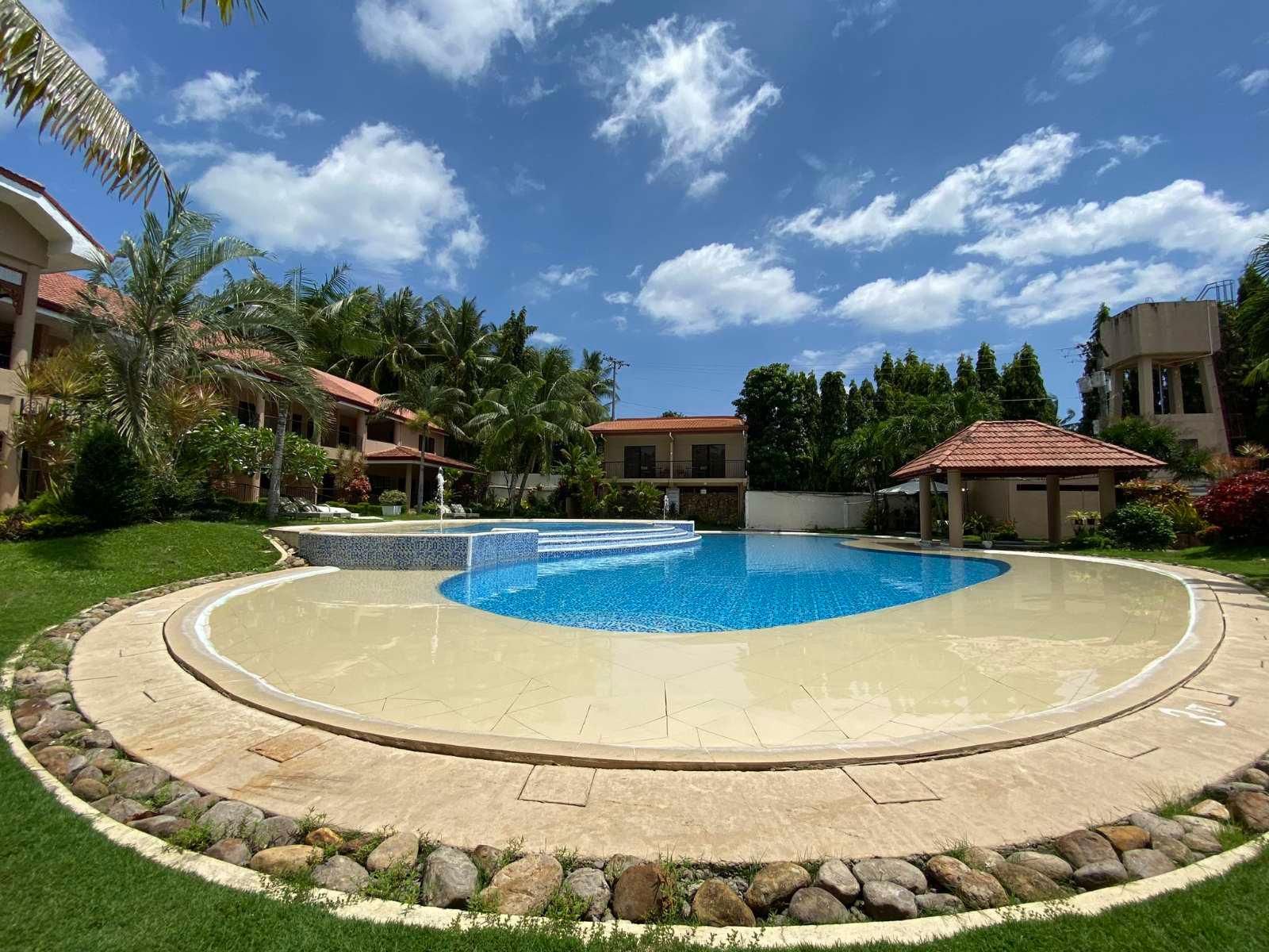 swimming pool [outdoor]