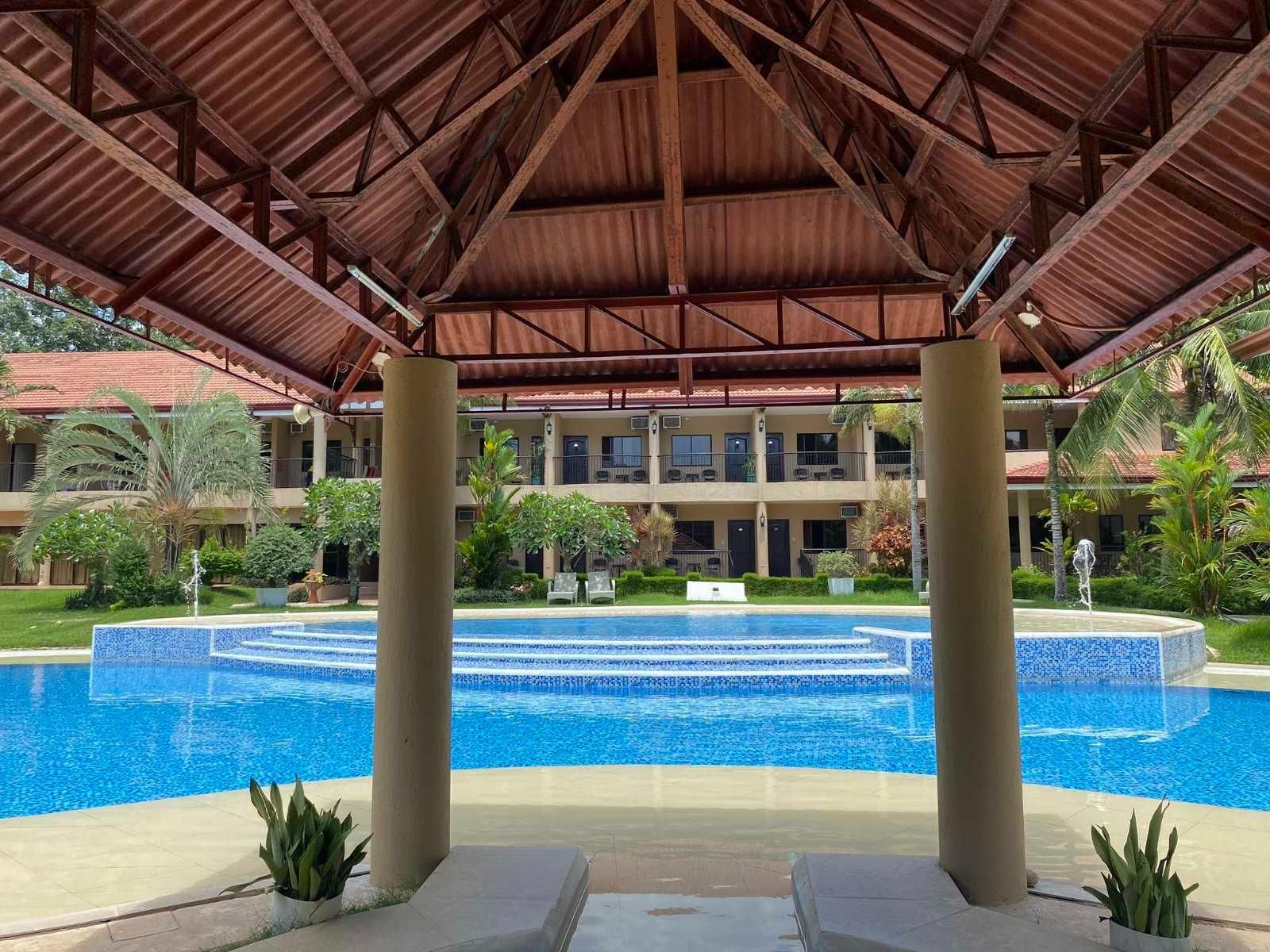 swimming pool [outdoor]