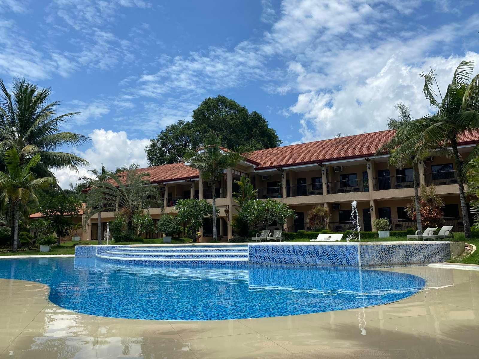 swimming pool [outdoor]