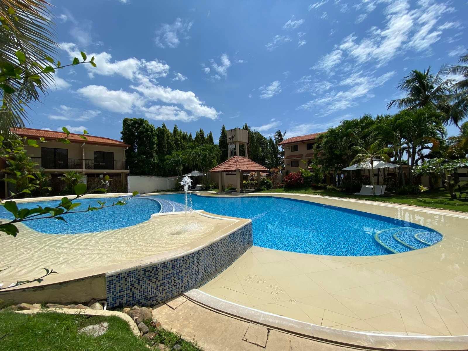 swimming pool [outdoor]