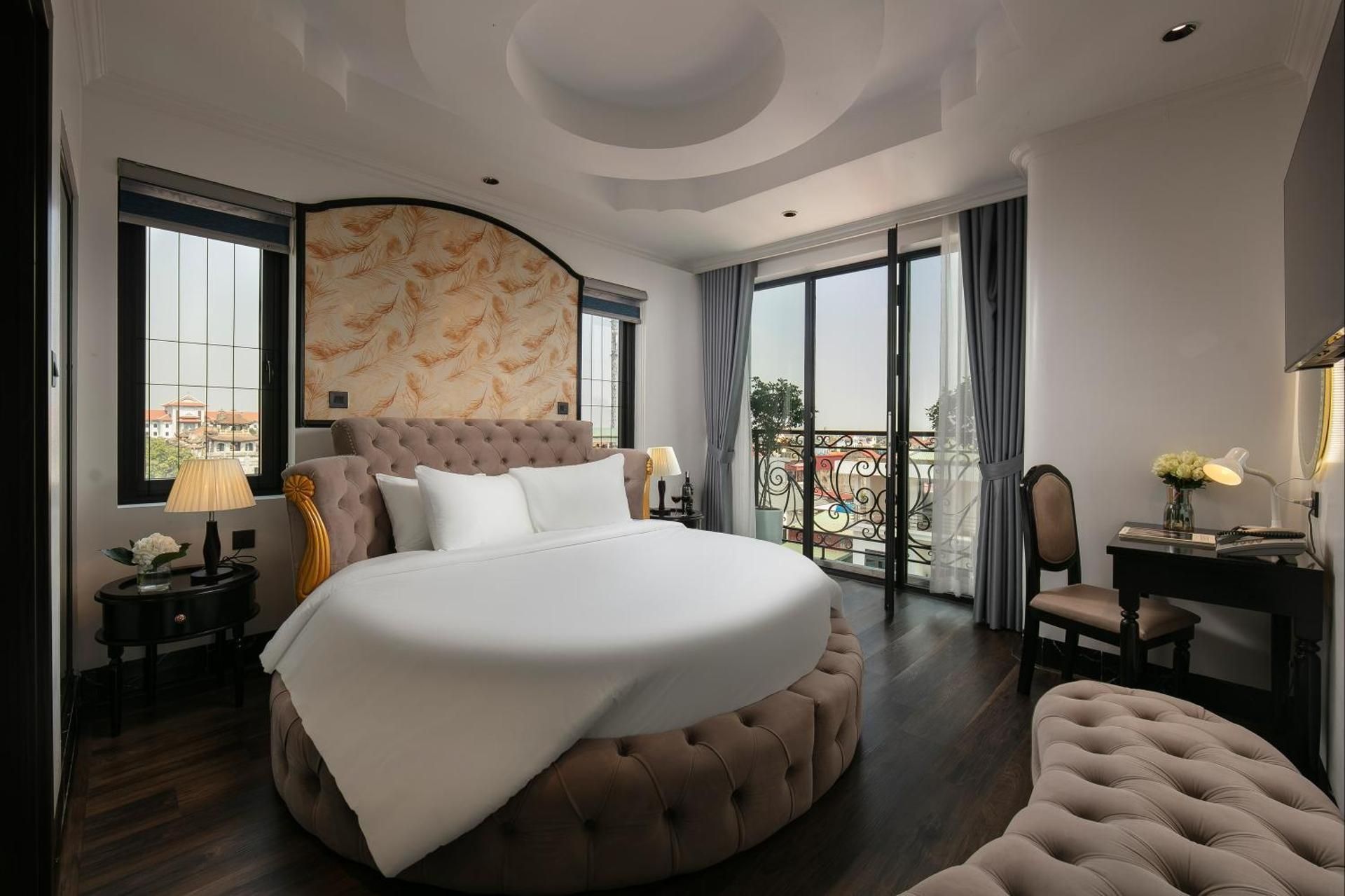 Suite Round Bed Balcony