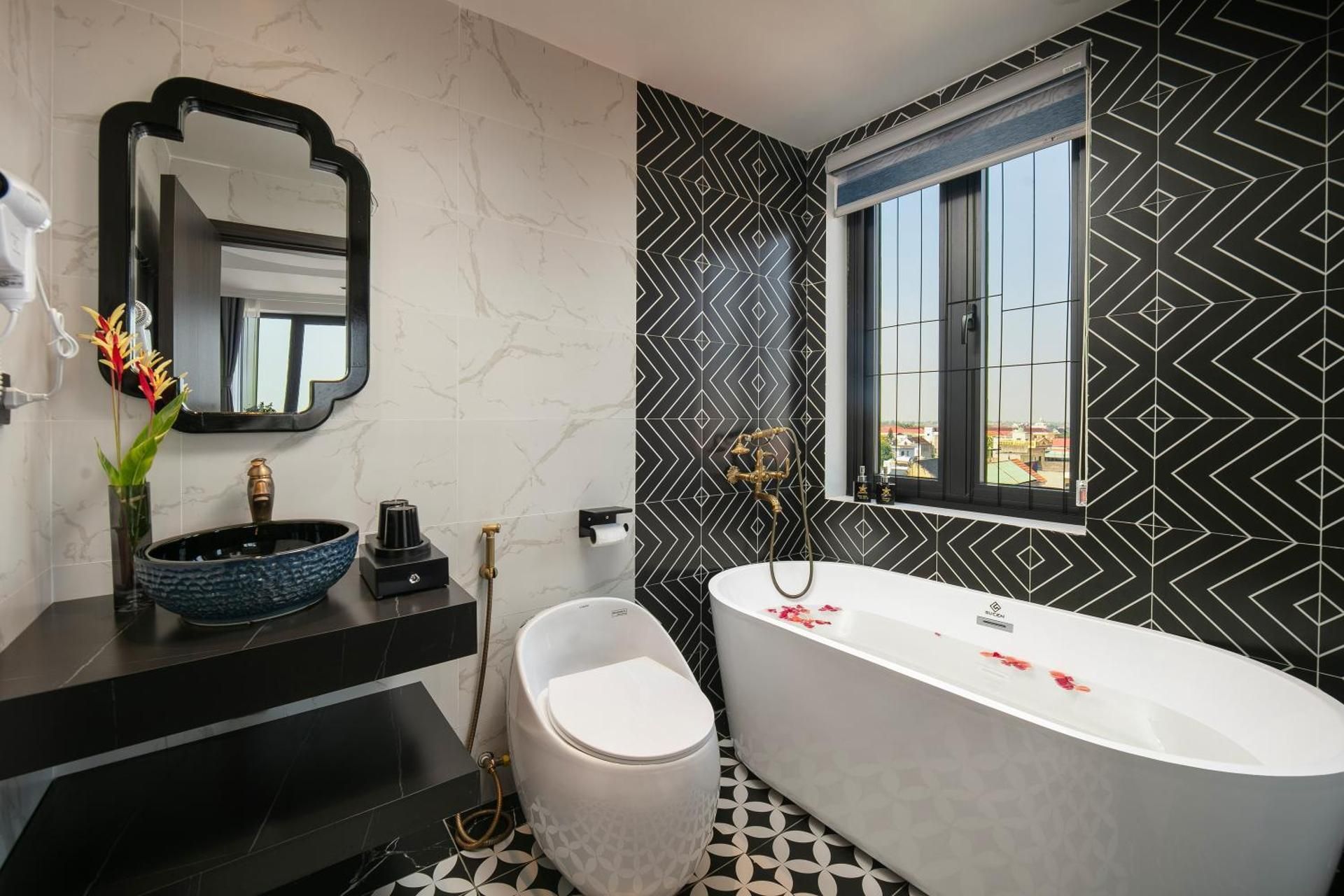 Suite Round Bed Balcony