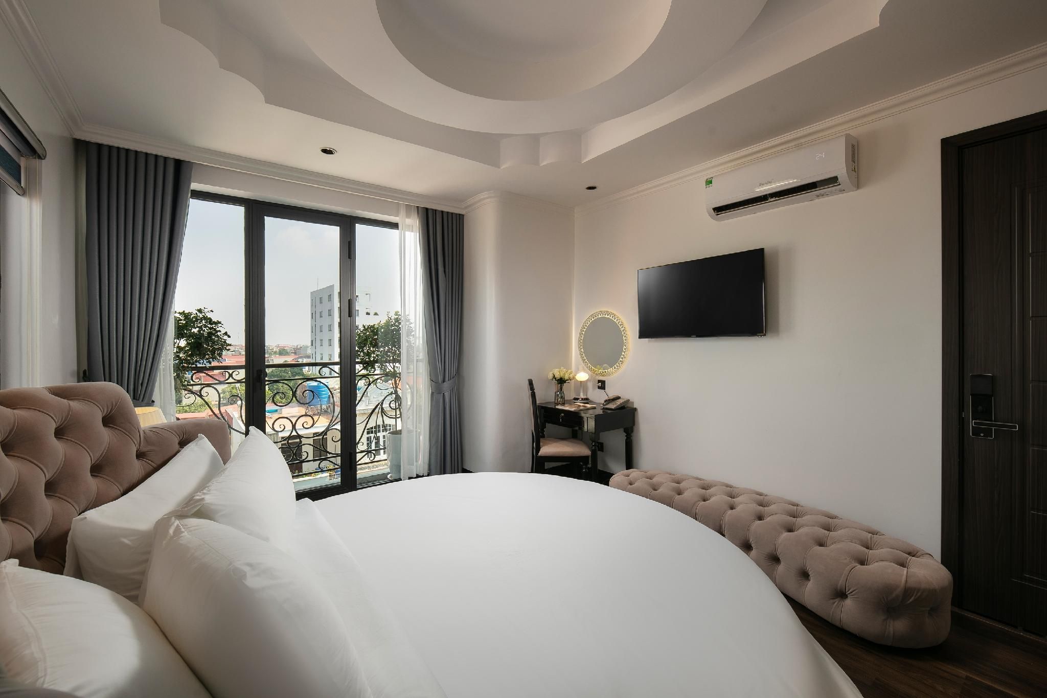 Round Bed Room
