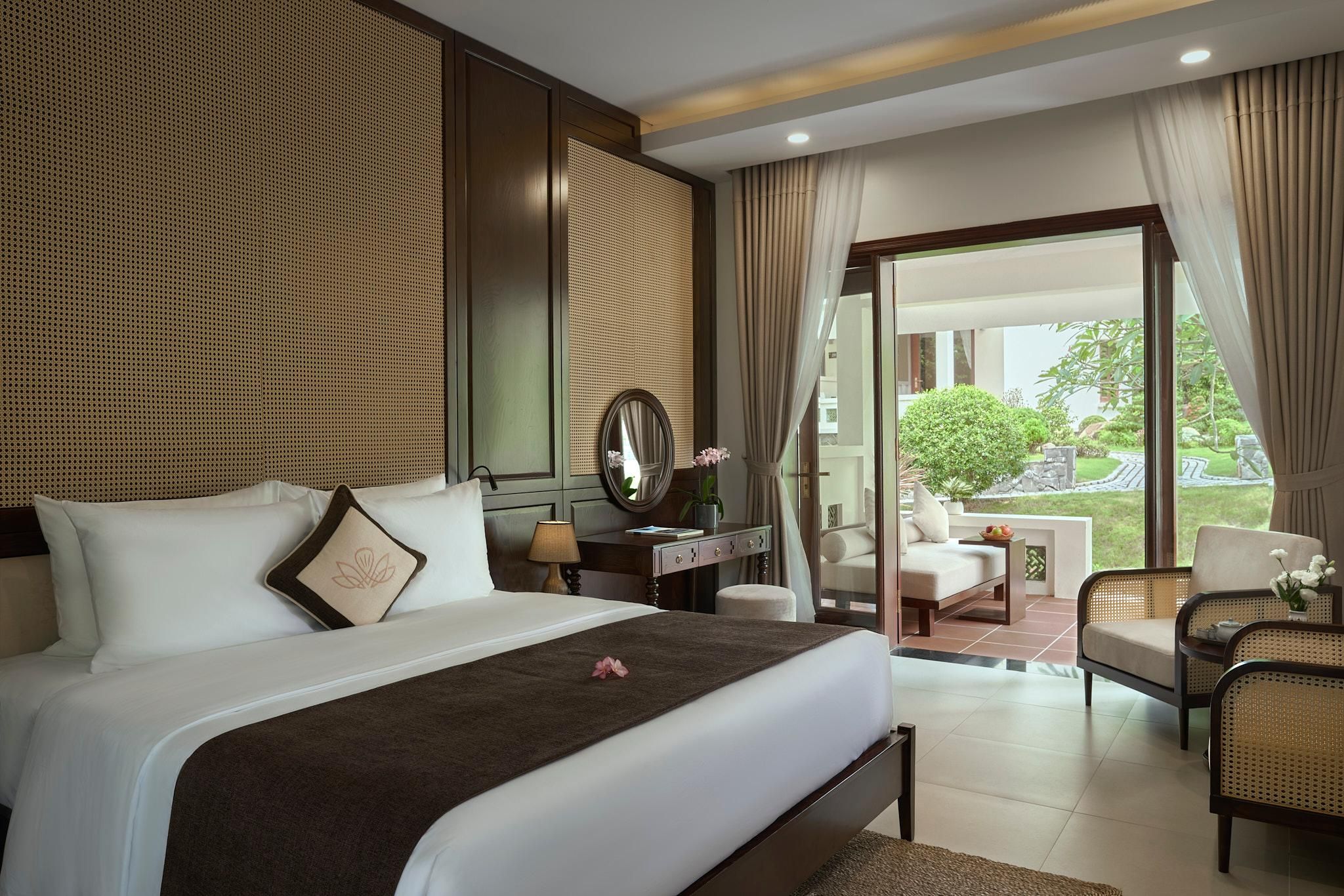 Bungalow King Garden View