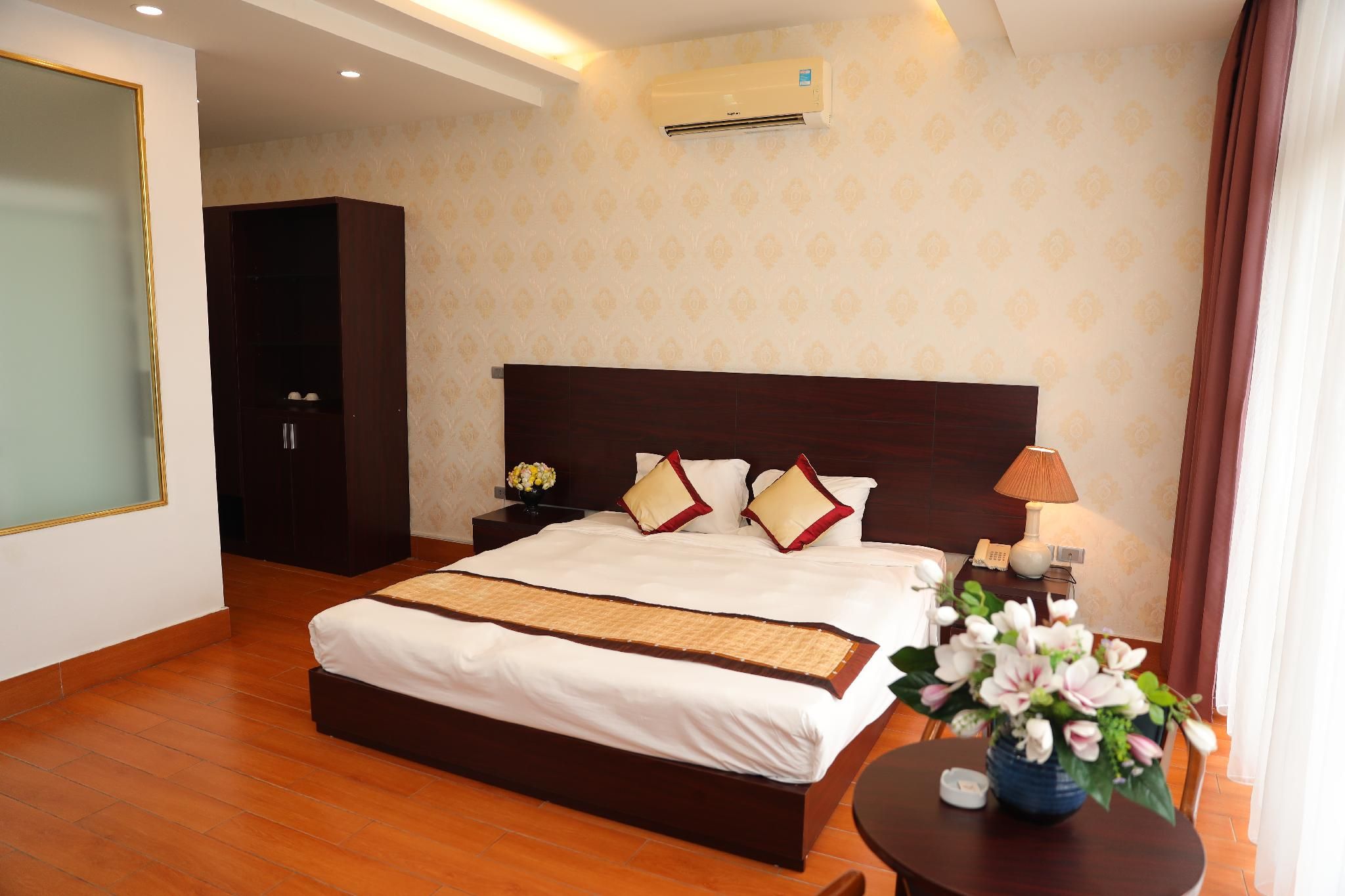 J&C HOTEL Deluxe King Room with Balcony 3