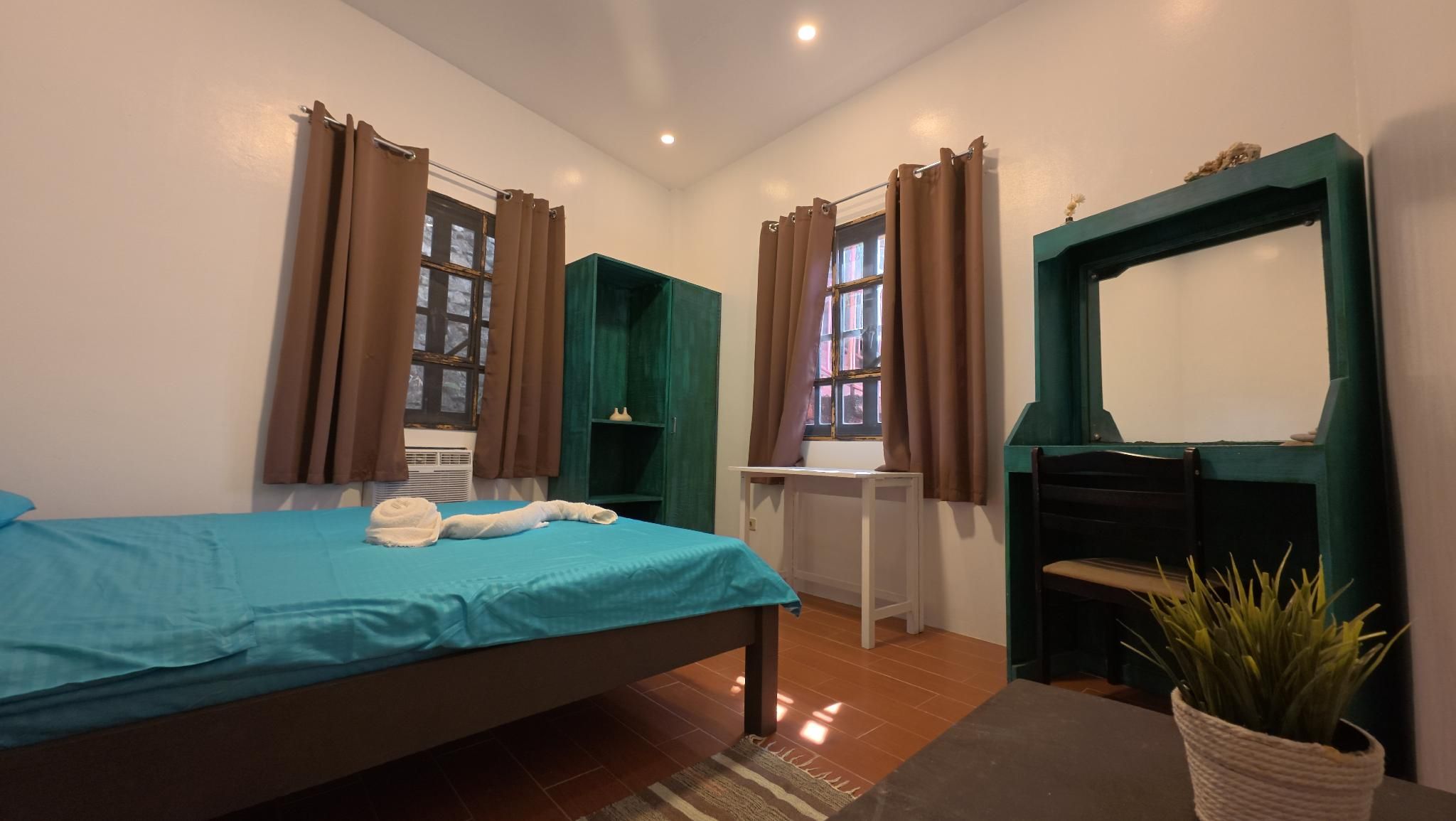 Queen Bedroom with Window