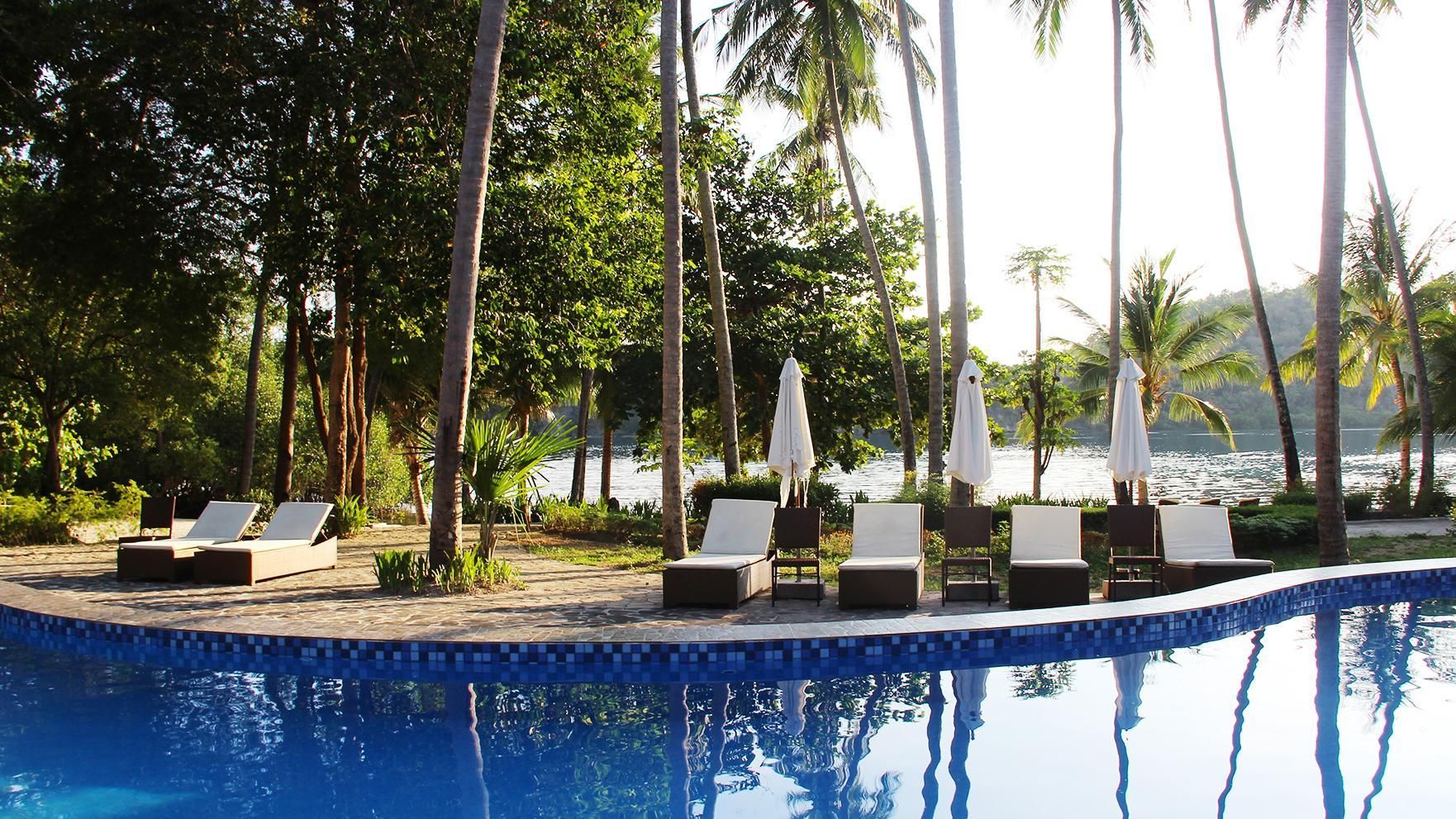 swimming pool [outdoor]