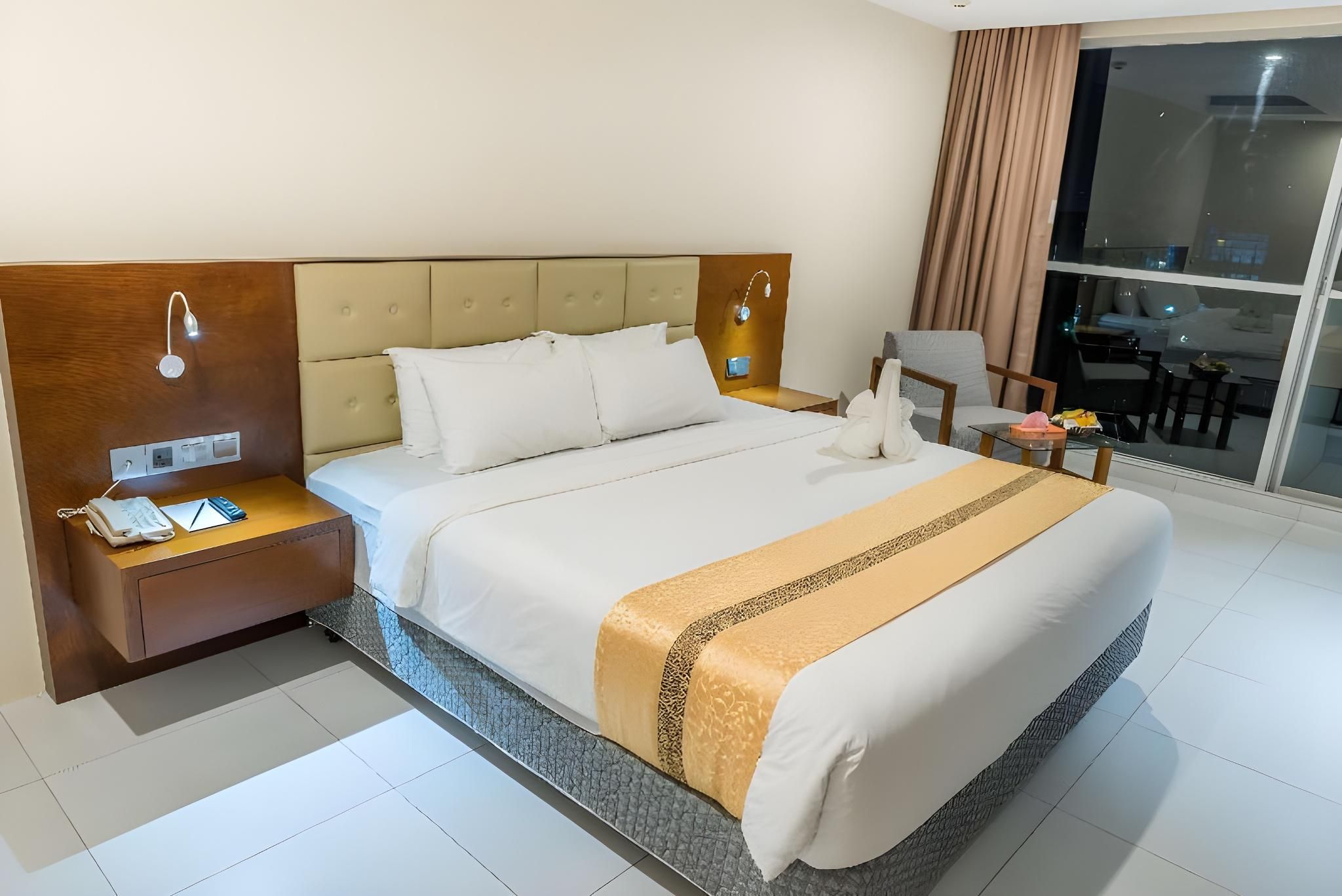 Deluxe Room with Sea View and Balcony