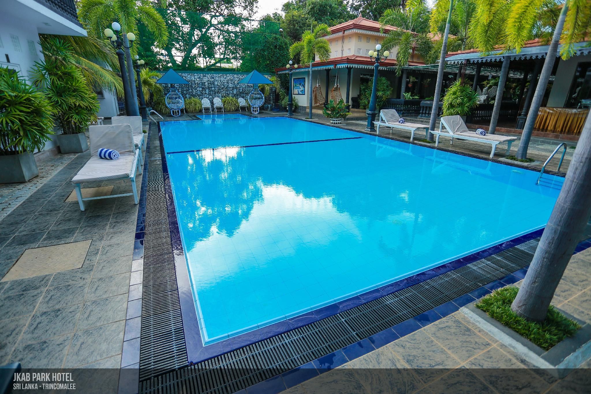 swimming pool [outdoor]