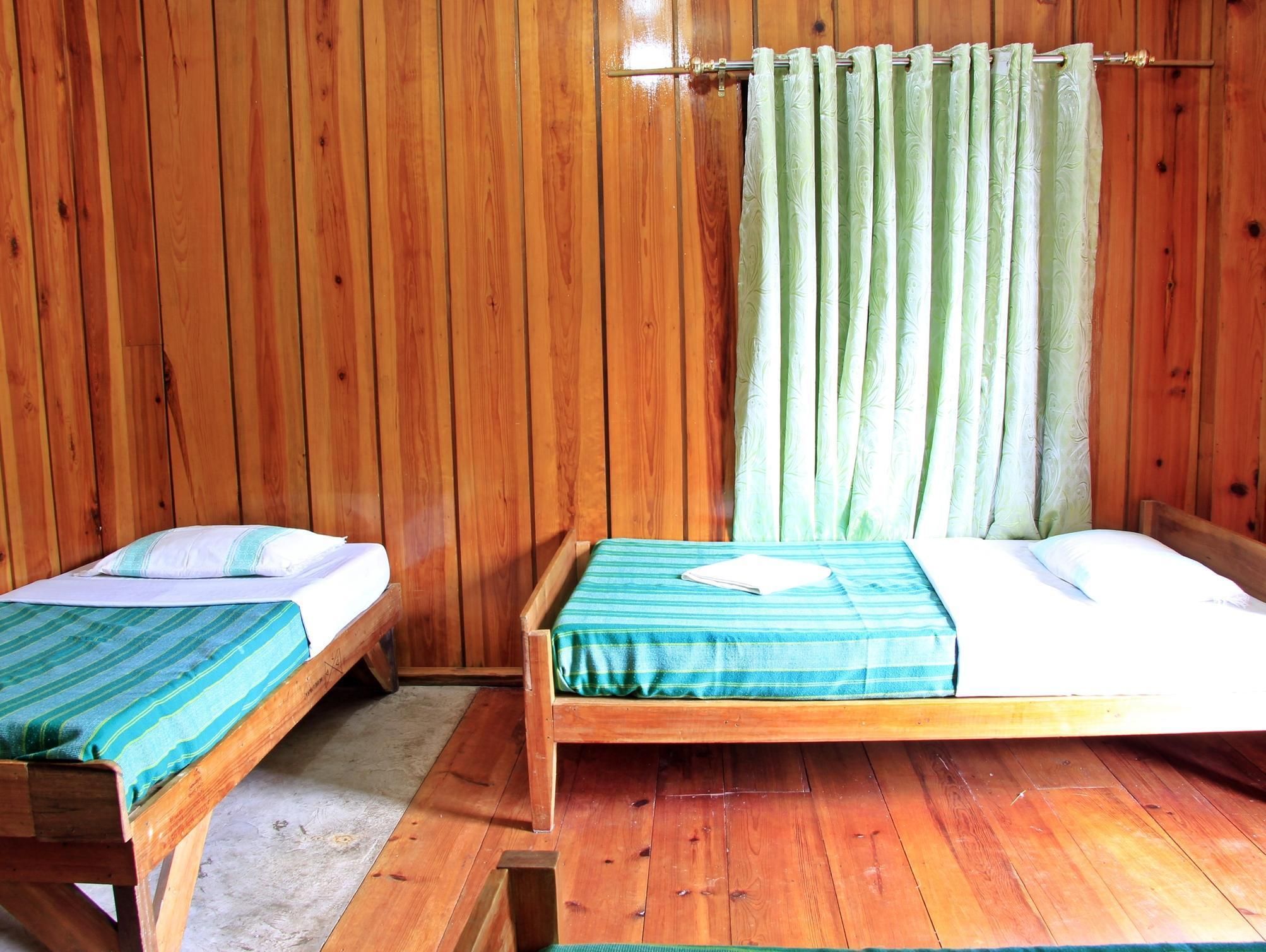 Uyami's Green View Lodge Quad (4 Single Beds) 2
