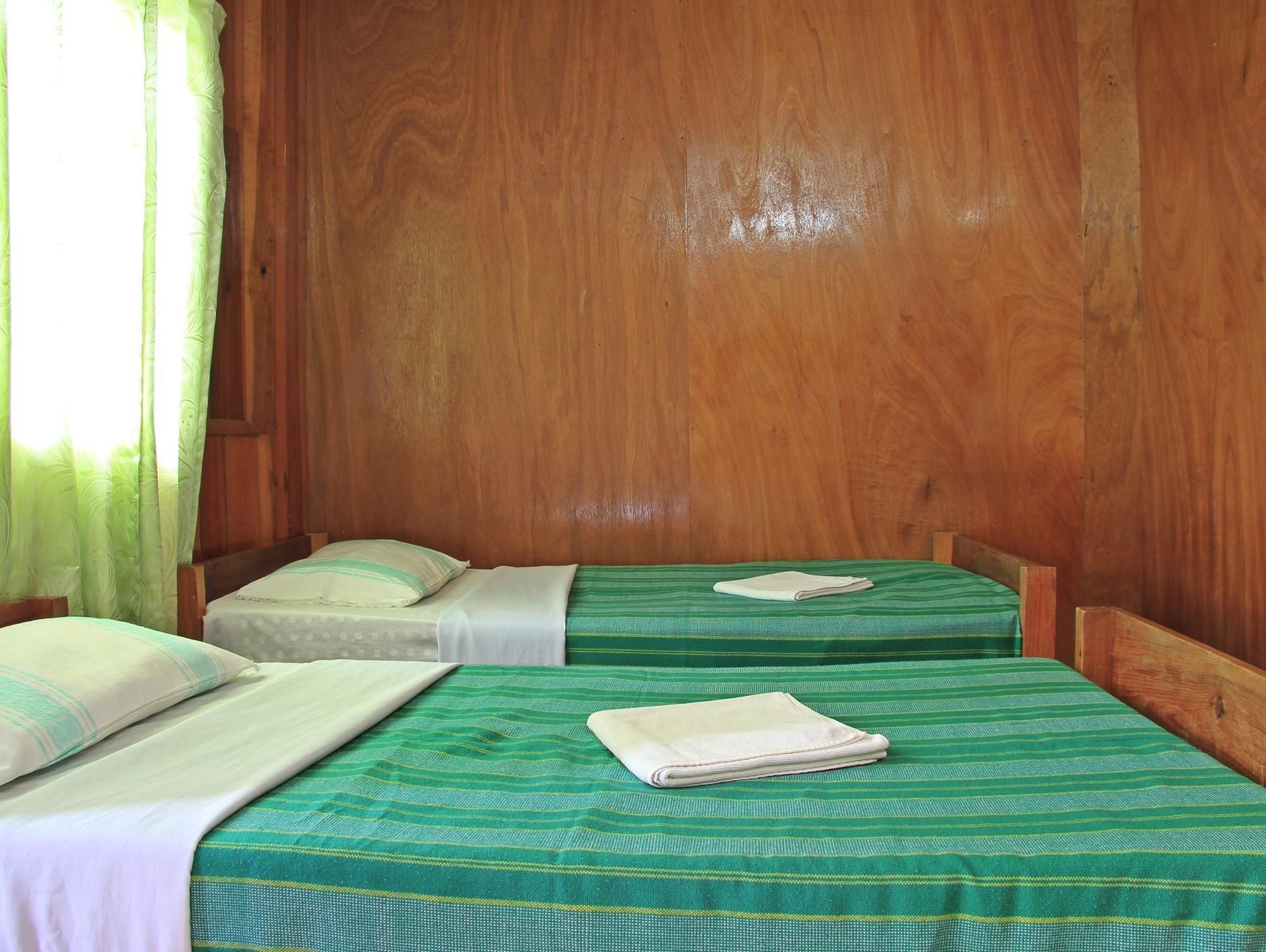 Uyami's Green View Lodge Quad (4 Single Beds) 3