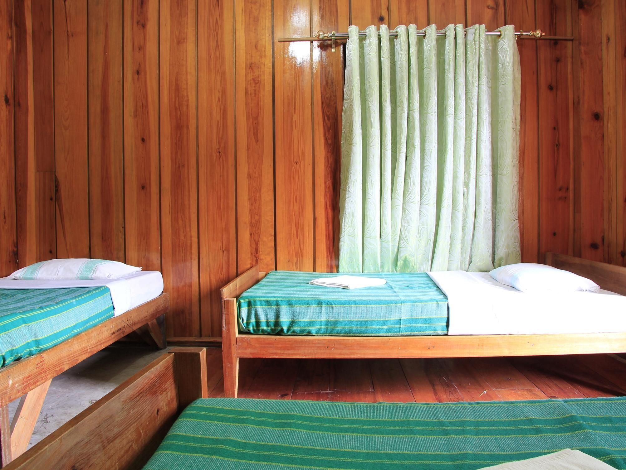 Uyami's Green View Lodge Quad (4 Single Beds)