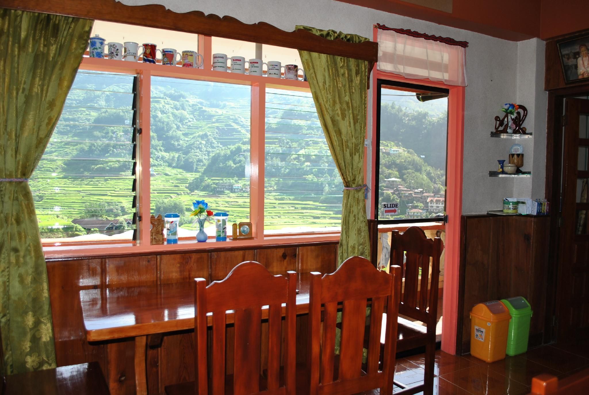 Banaue Homestay Double Bed Common Bathroom 2
