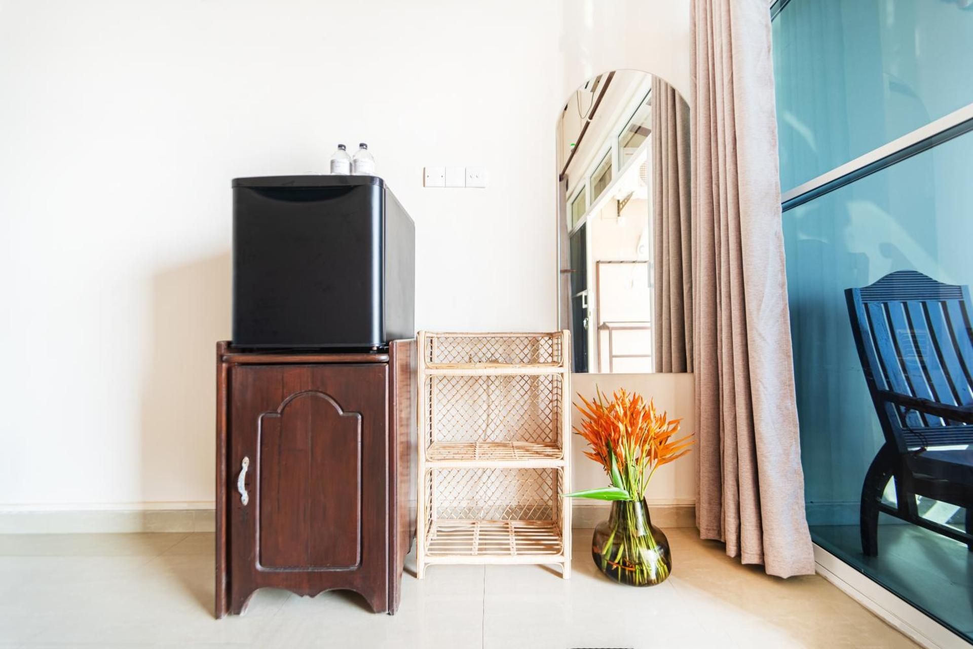 Deluxe Double Room with Side Sea View