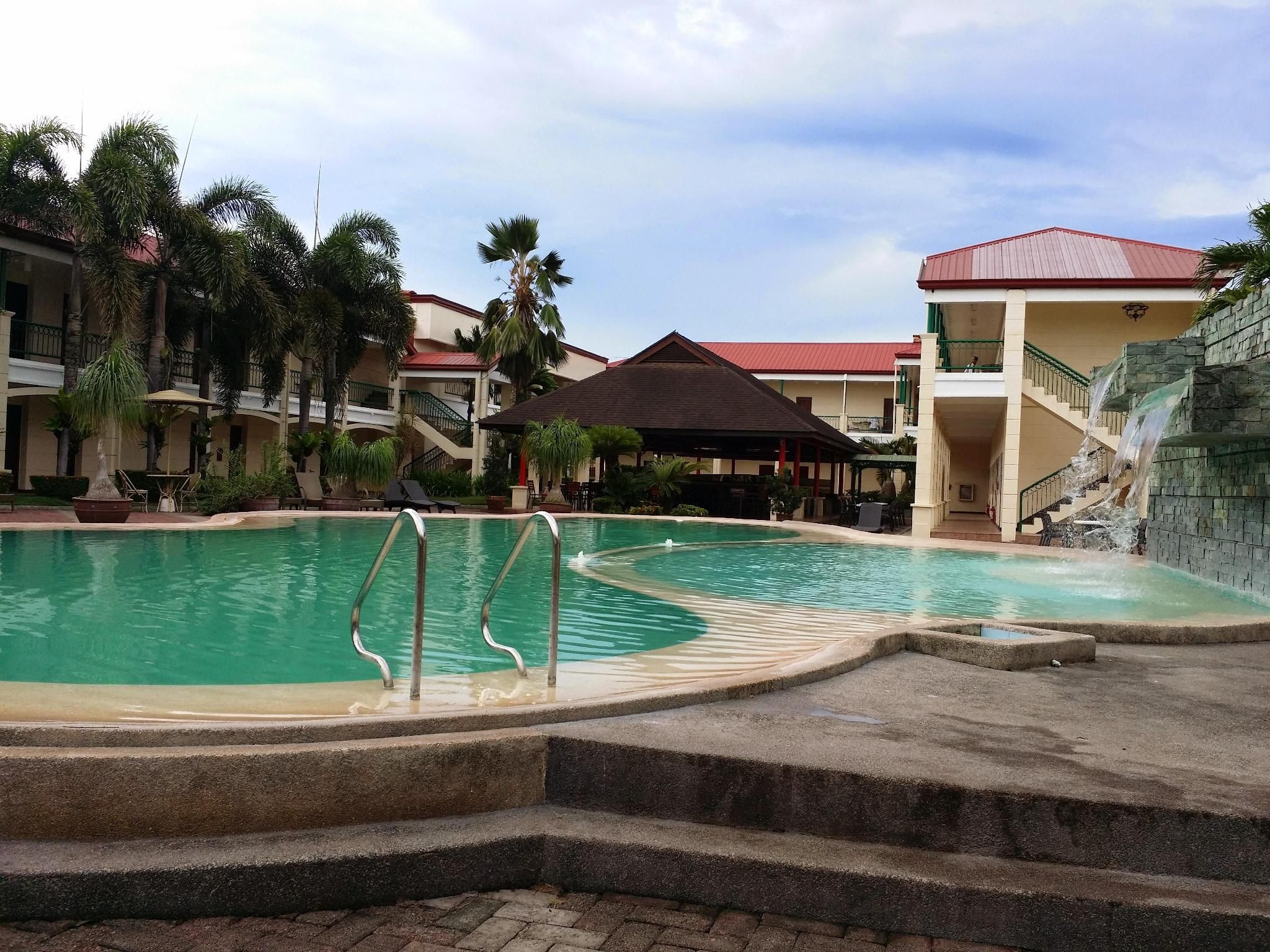 swimming pool [outdoor]