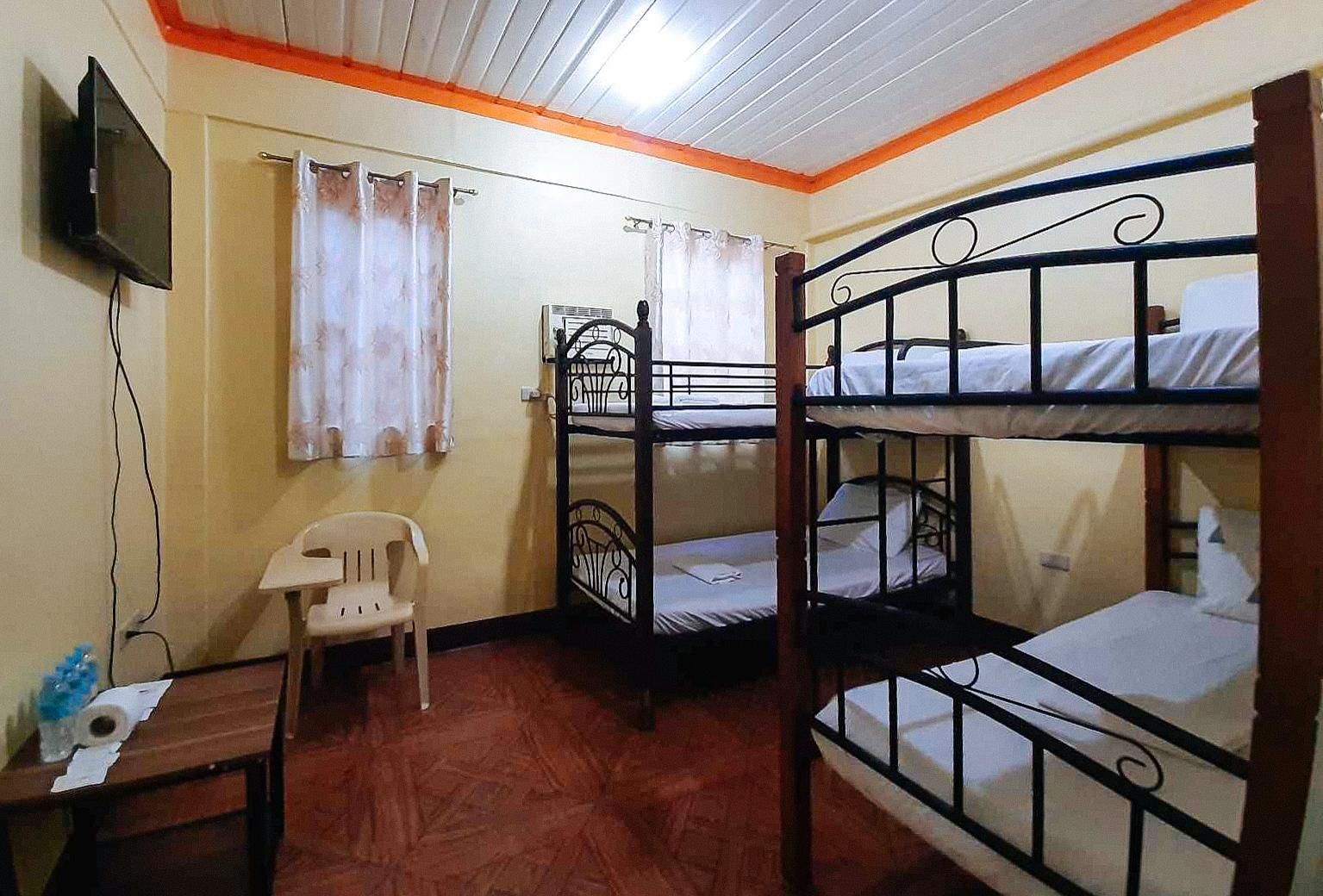 RedDoorz @ Johsons Pension House Butuan City 4 Bed Mixed Dorm