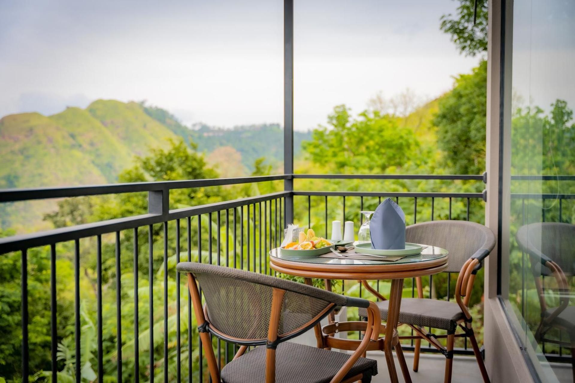 Suite with Mountain View