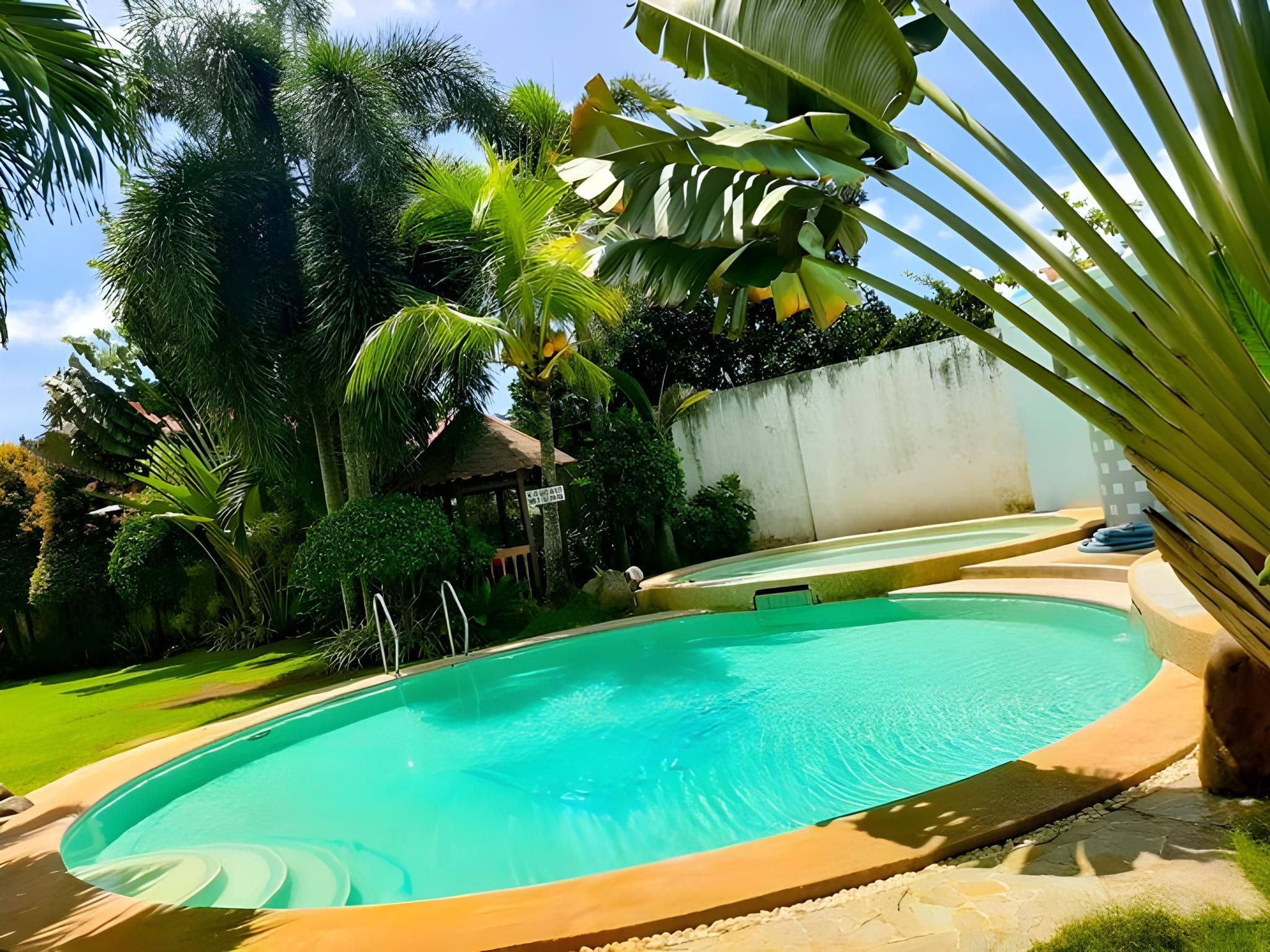 swimming pool [outdoor]