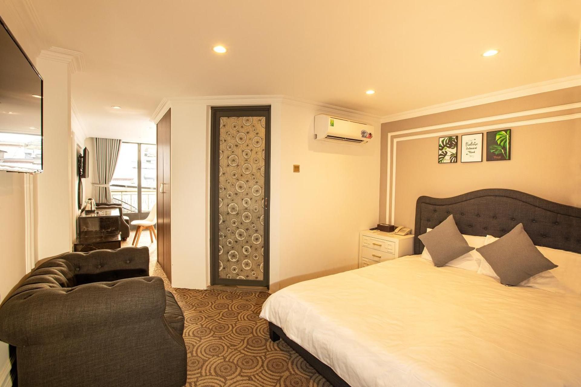 Phước Hưng 2 Hotel Deluxe Quadruple Room 2