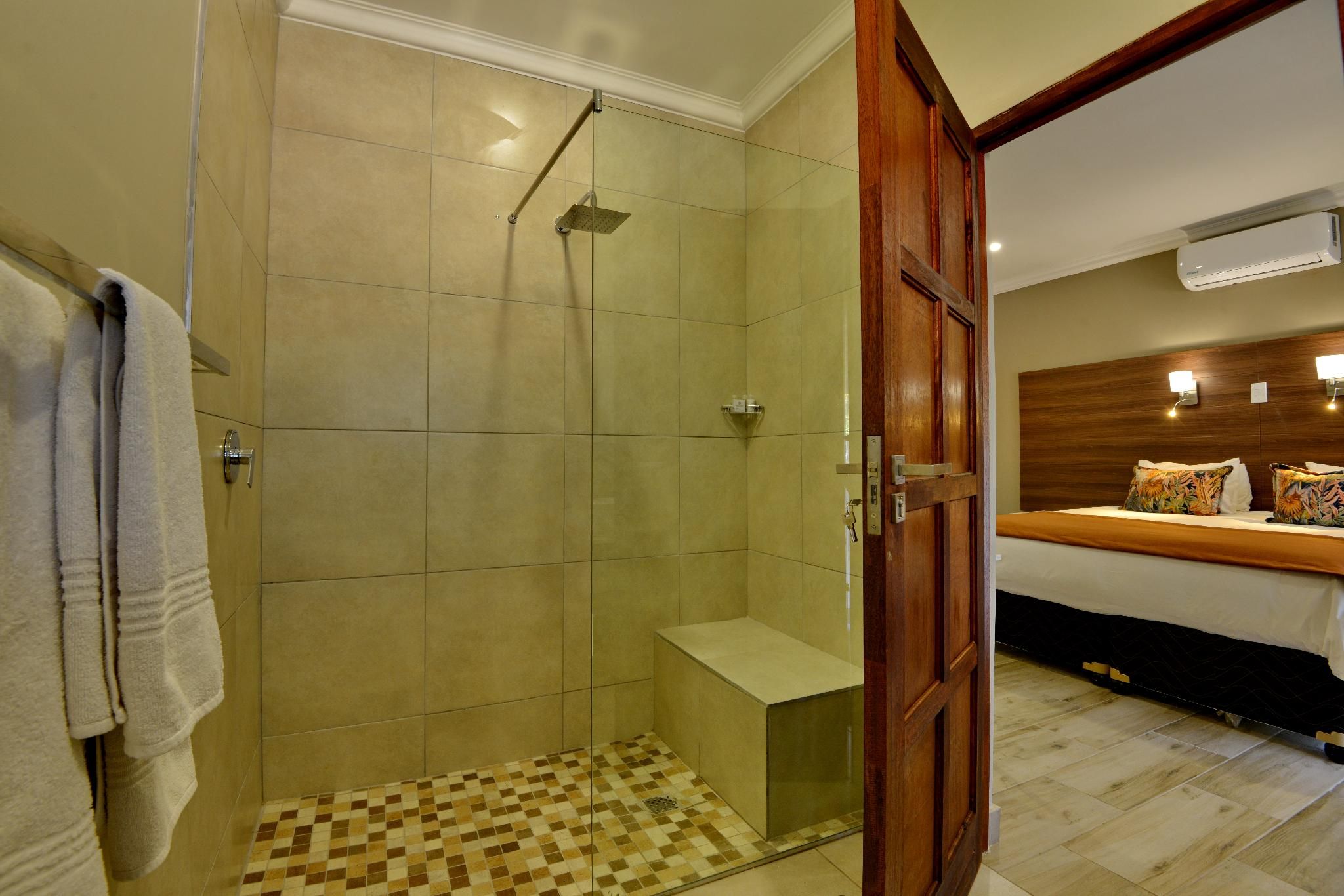 Seasons Golf, Leisure and Spa Deluxe Double Room with Shower 3