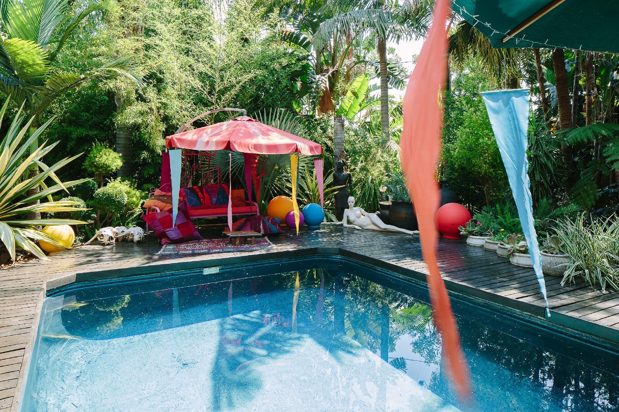 swimming pool [outdoor]