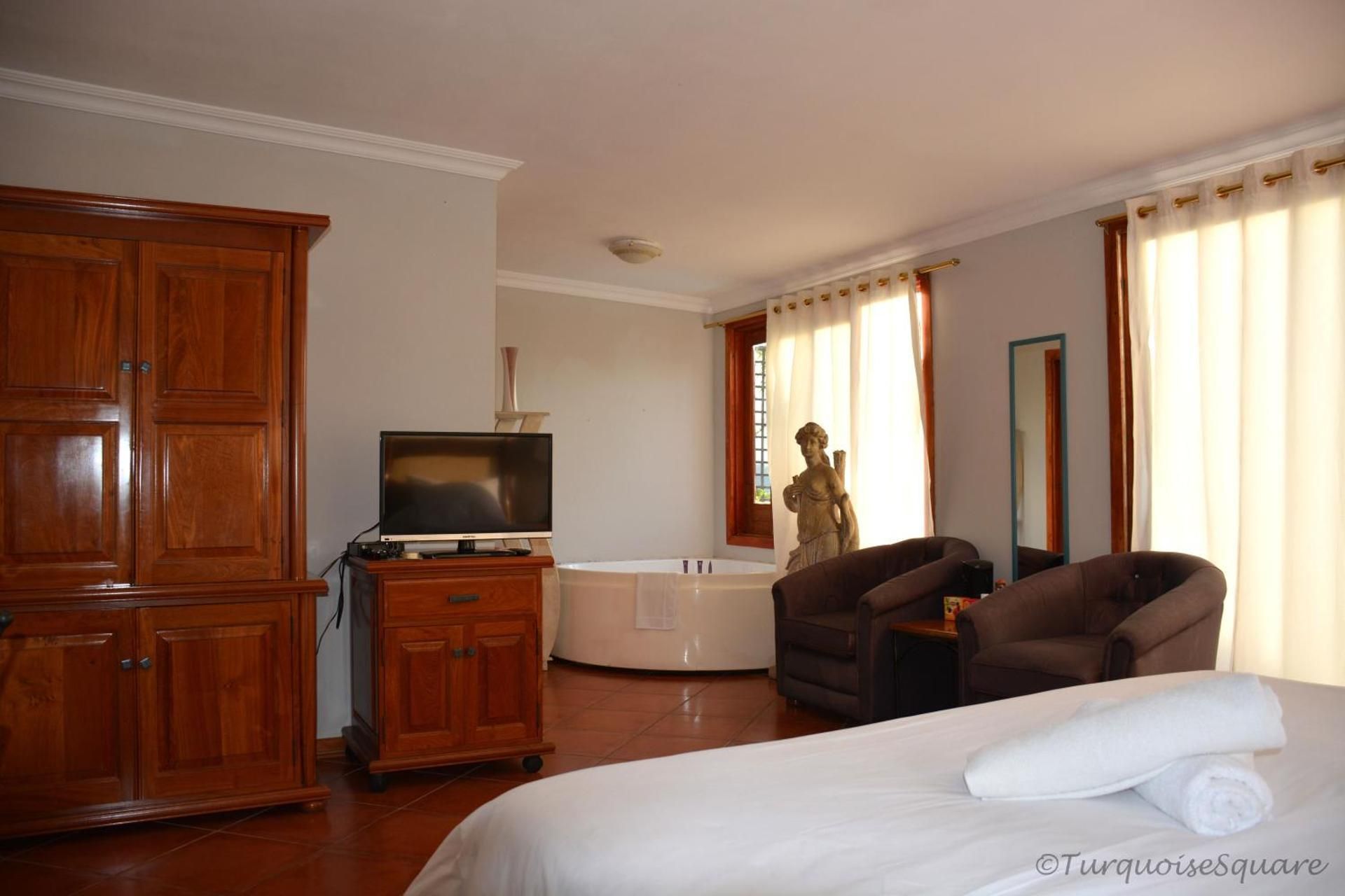 Queen Suite with Spa Bath