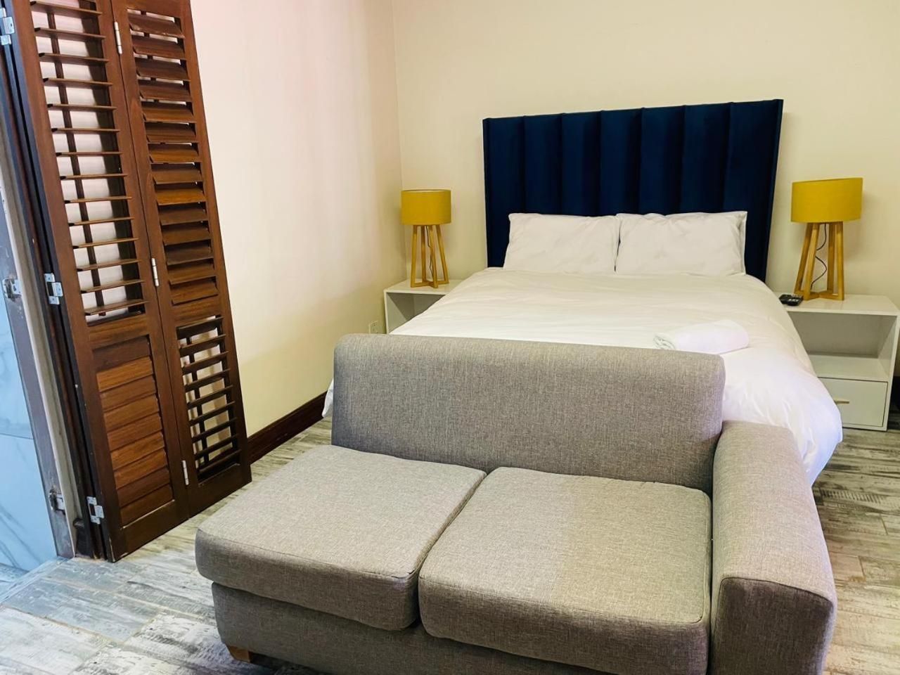 Deluxe Queen Suite