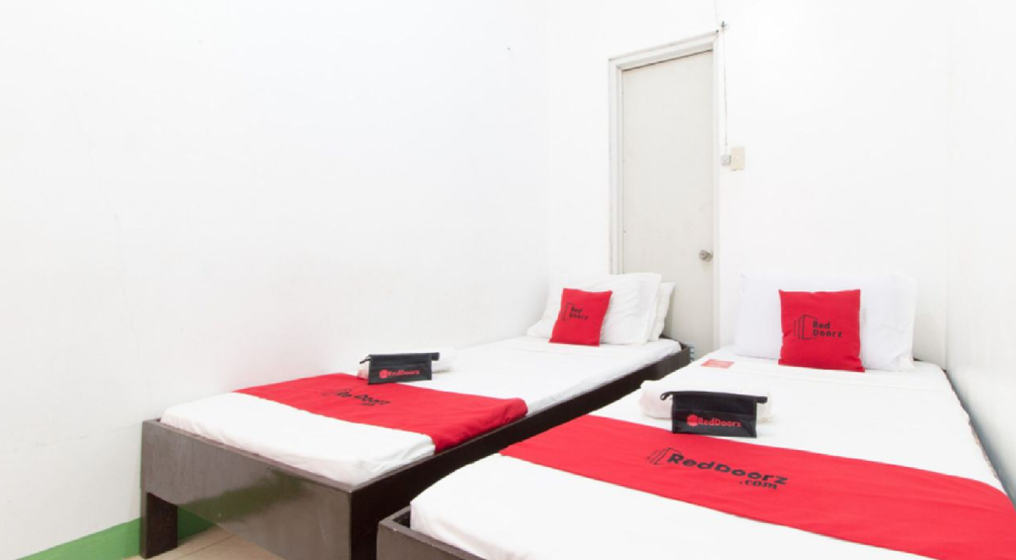 RedDoorz near Mariners Legazpi Twin Room 2