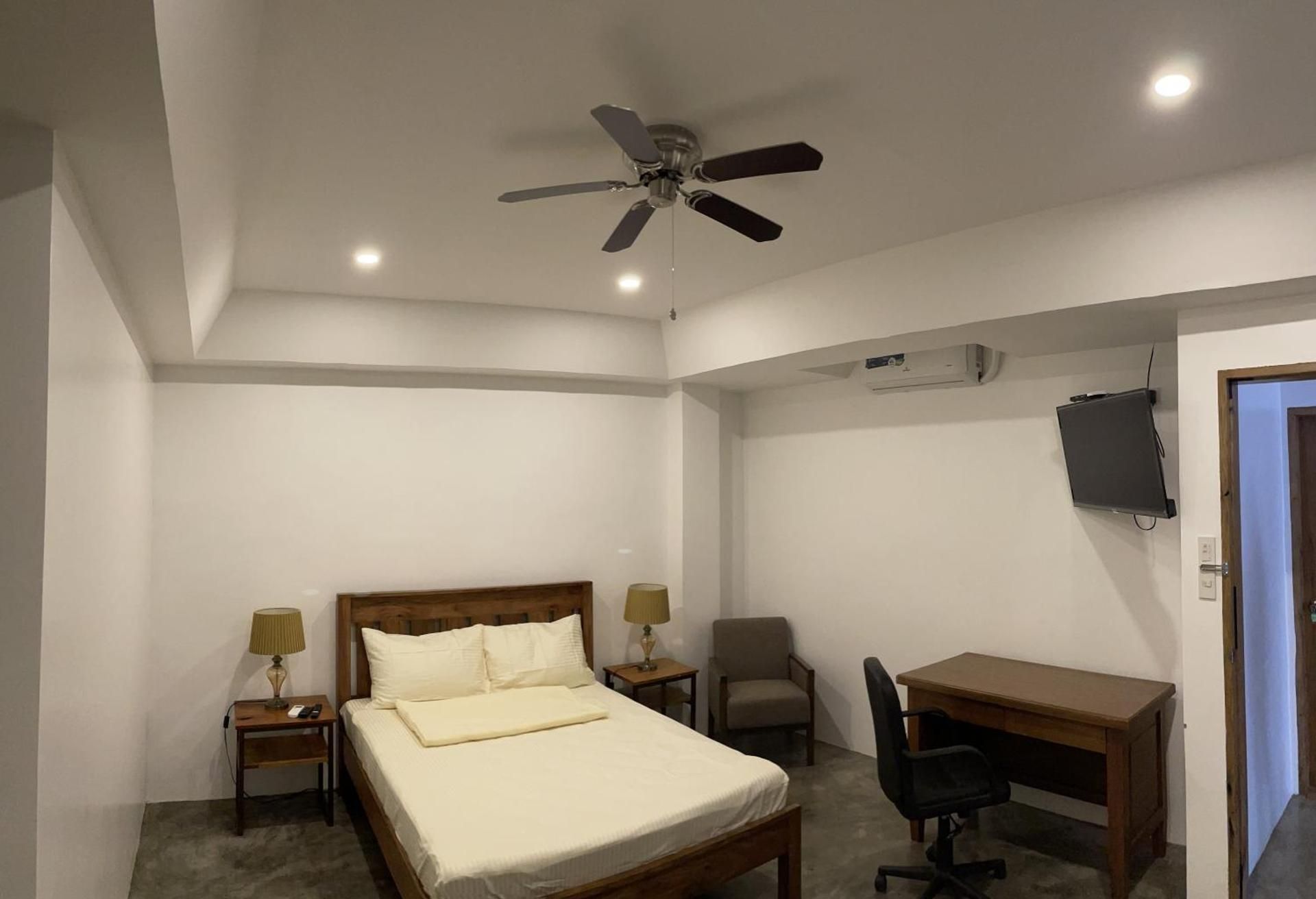 P&B Residences Legazpi. Queen Room