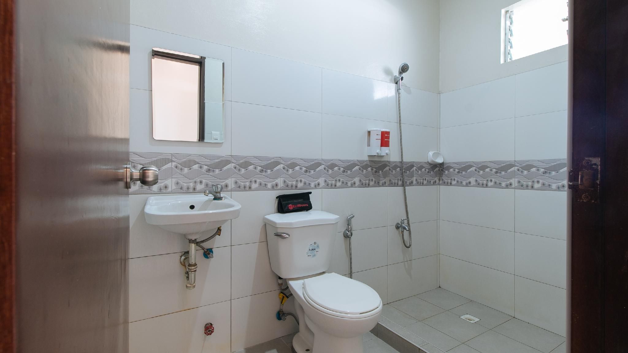 RedDoorz @ Golite Washington Standard Double Room 2