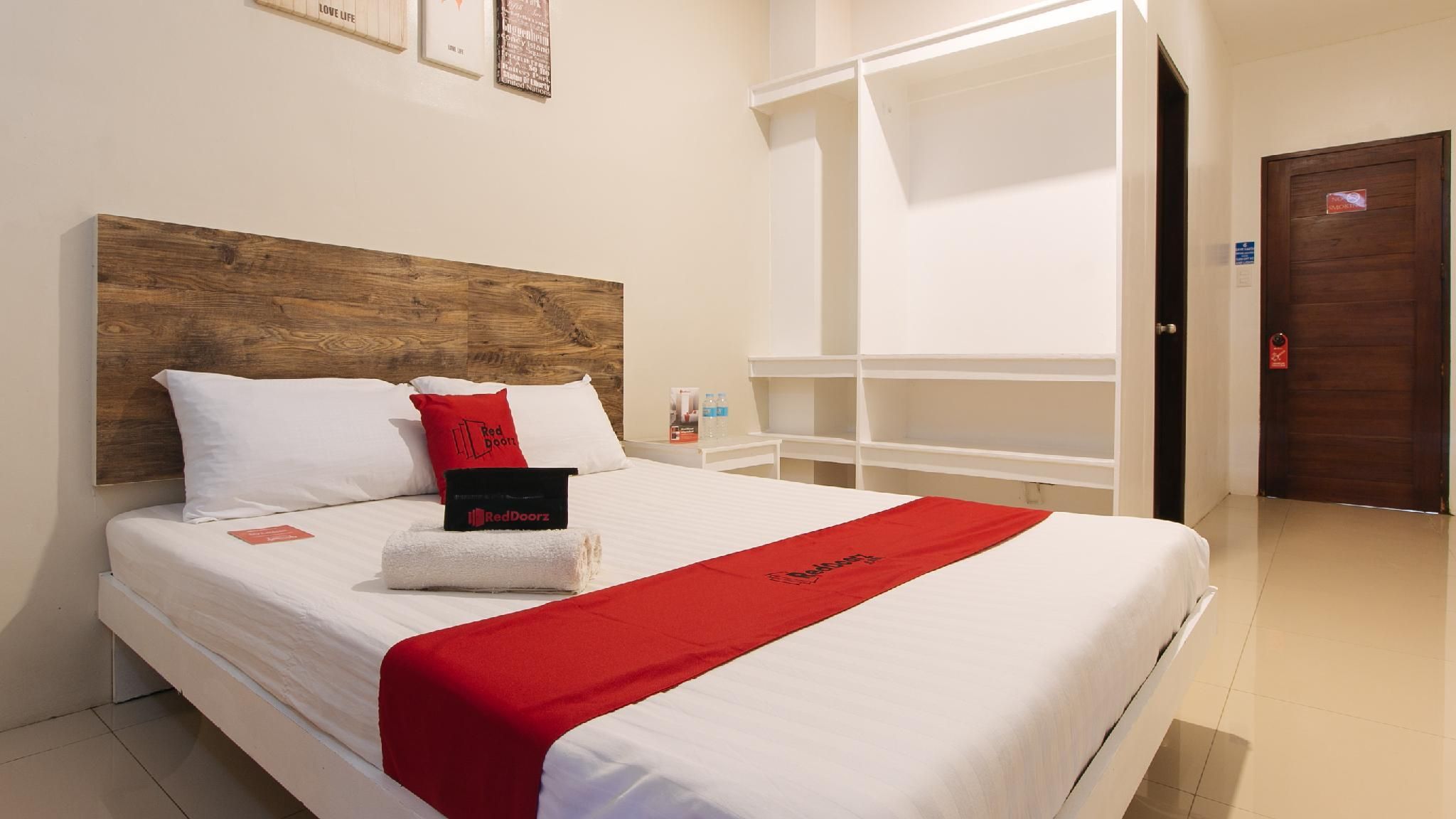 RedDoorz @ Golite Washington Standard Double Room