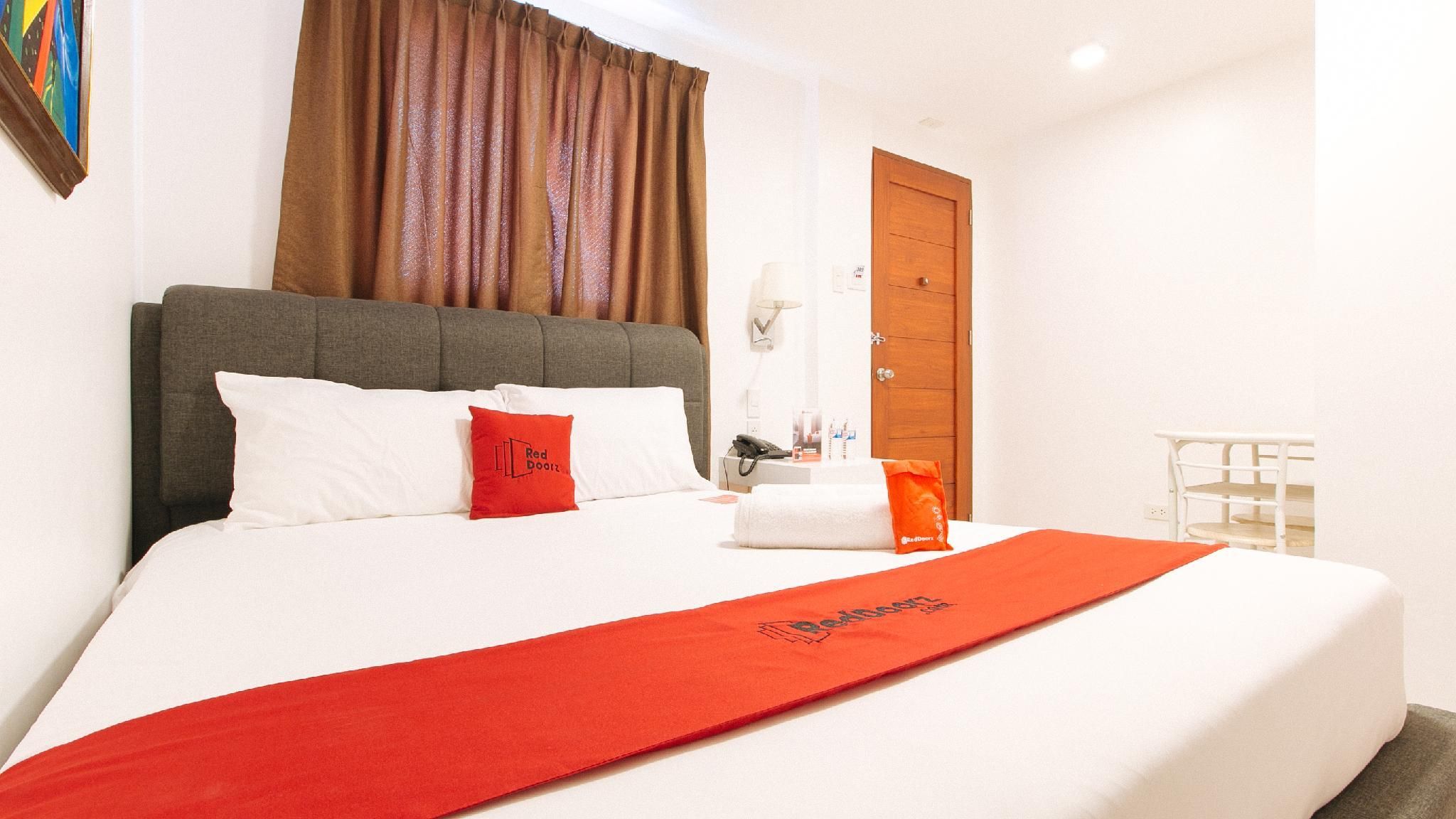 RedDoorz @ S & L Apartelle Daraga Albay Deluxe Double or Twin Room