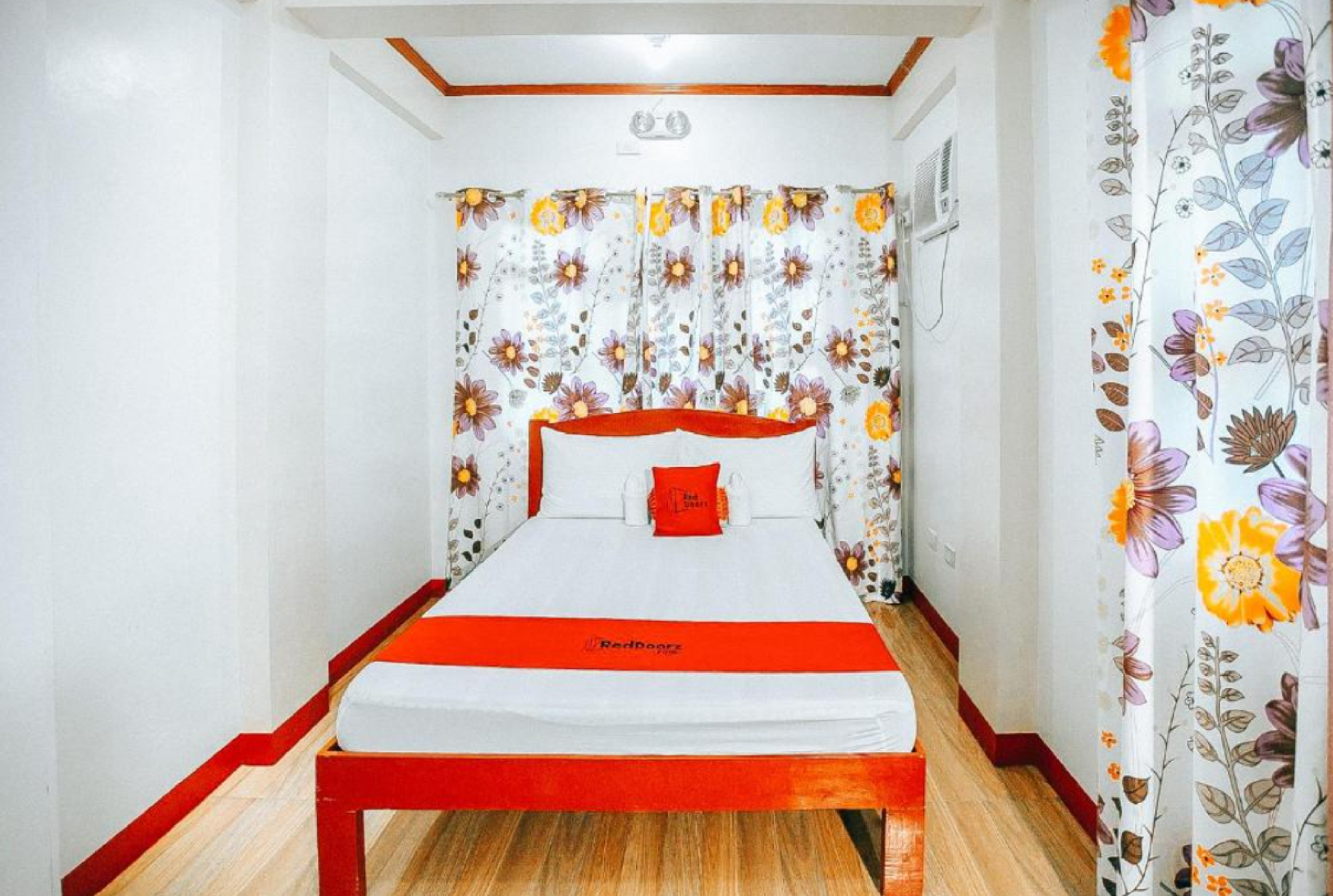 RedDoorz @ S & L Apartelle Daraga Albay Deluxe Double or Twin Room 2
