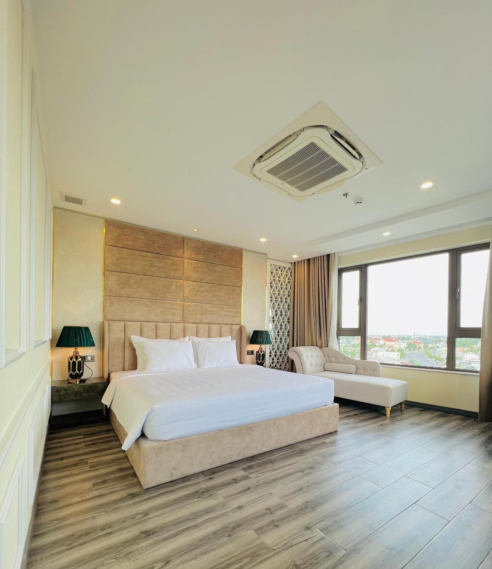 Large Double Room with Bathtub