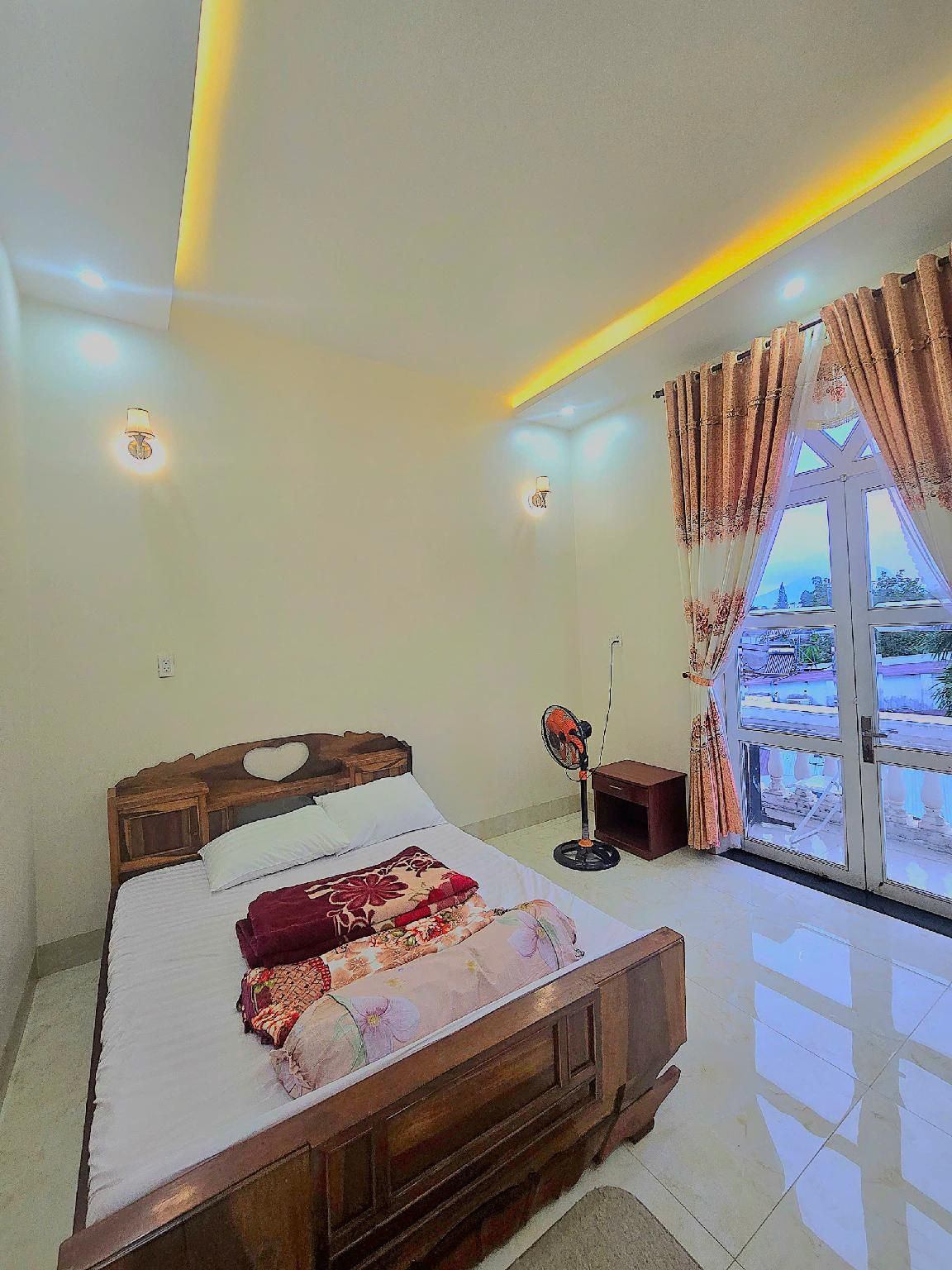 1 Queen Room