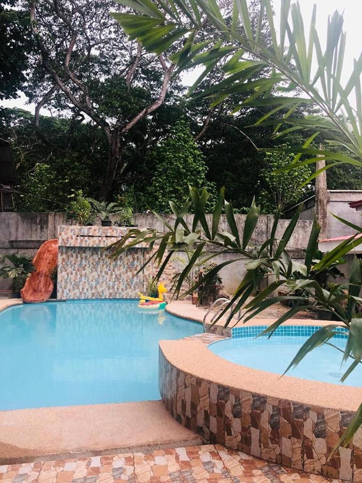 swimming pool [outdoor]