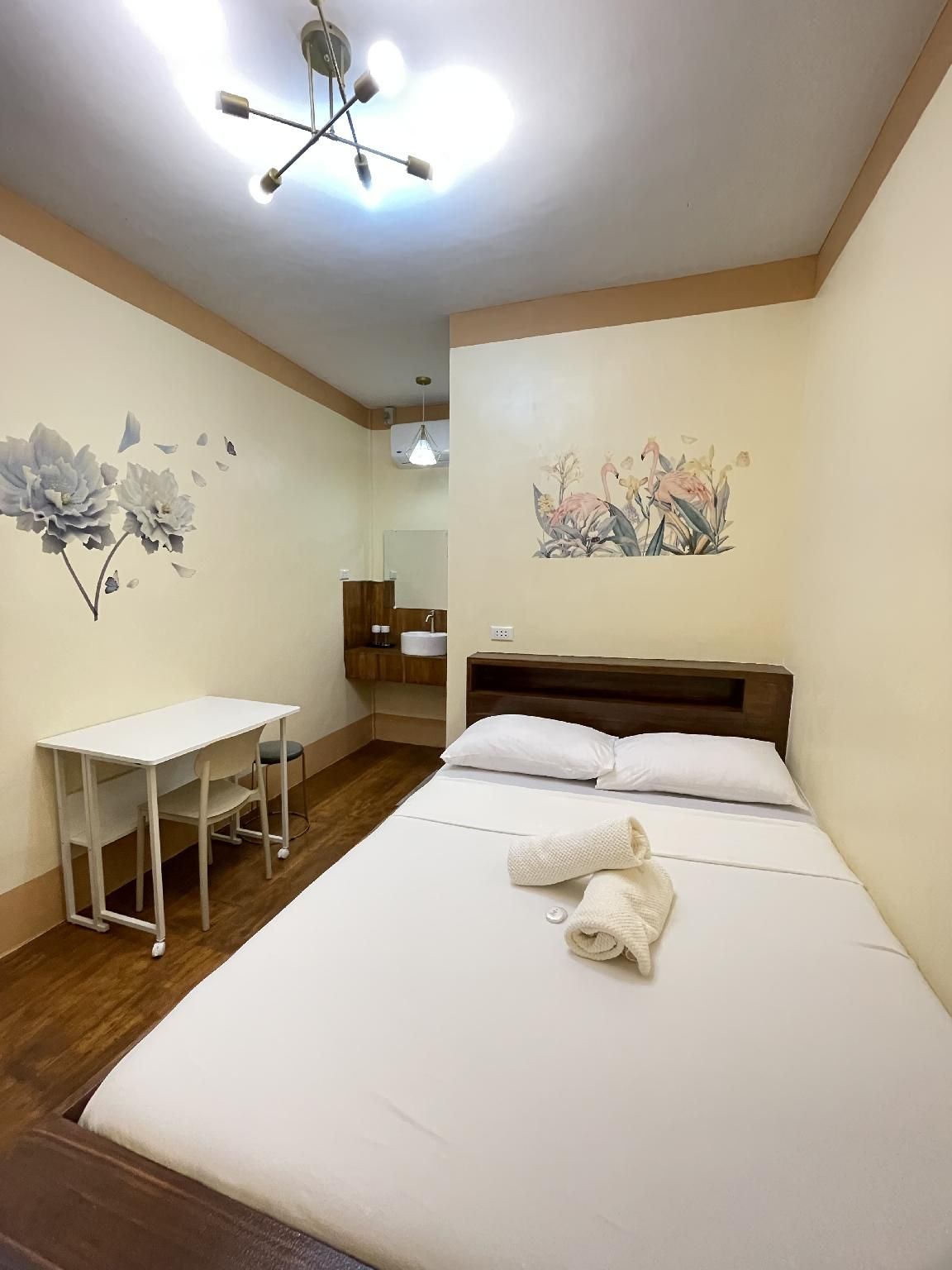 Camiguin Blue Lagoon Cottages Deluxe Air Conditioning Room 2