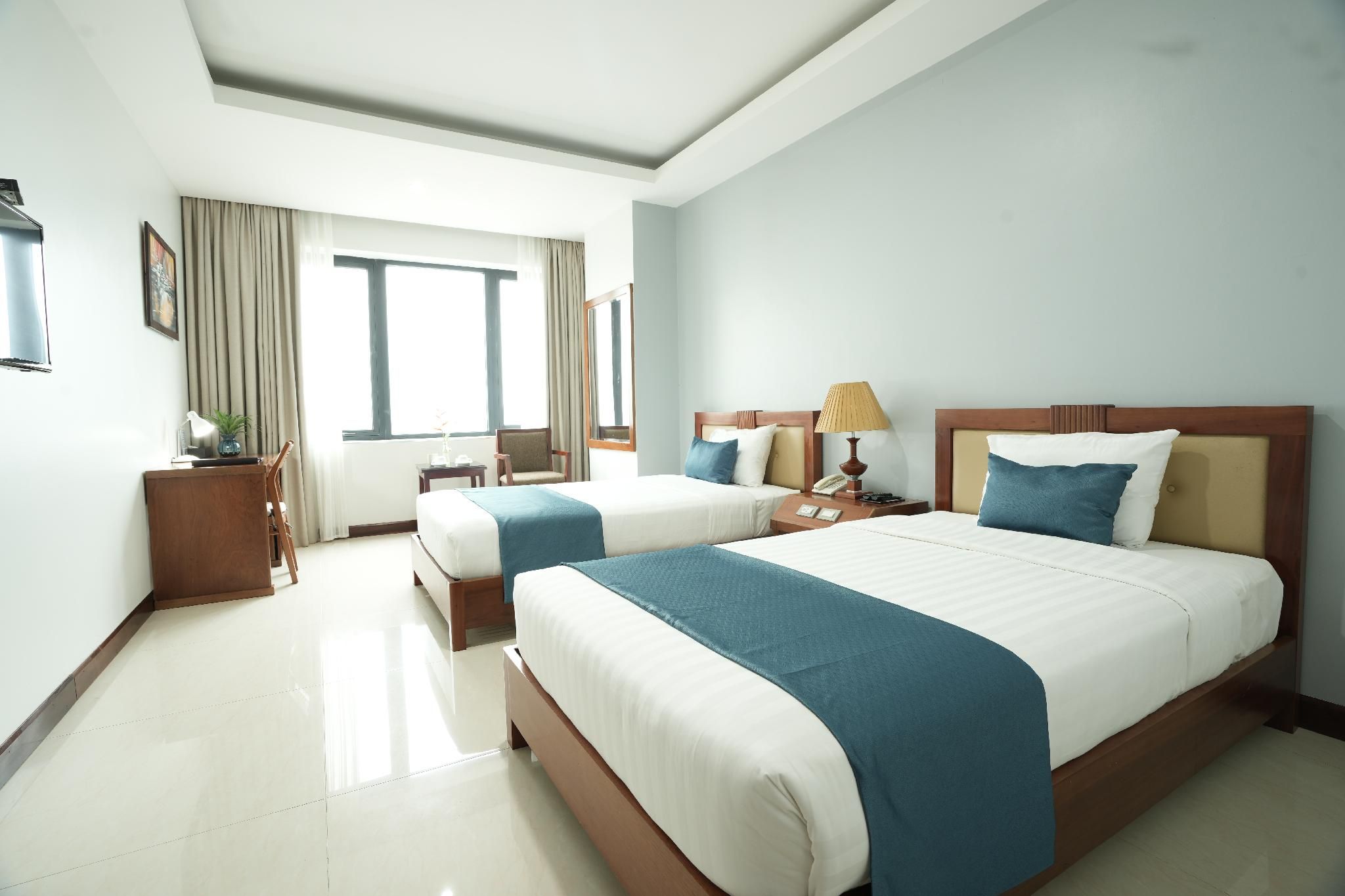 Kim Thai Hotel. Deluxe Twin with Old Port View