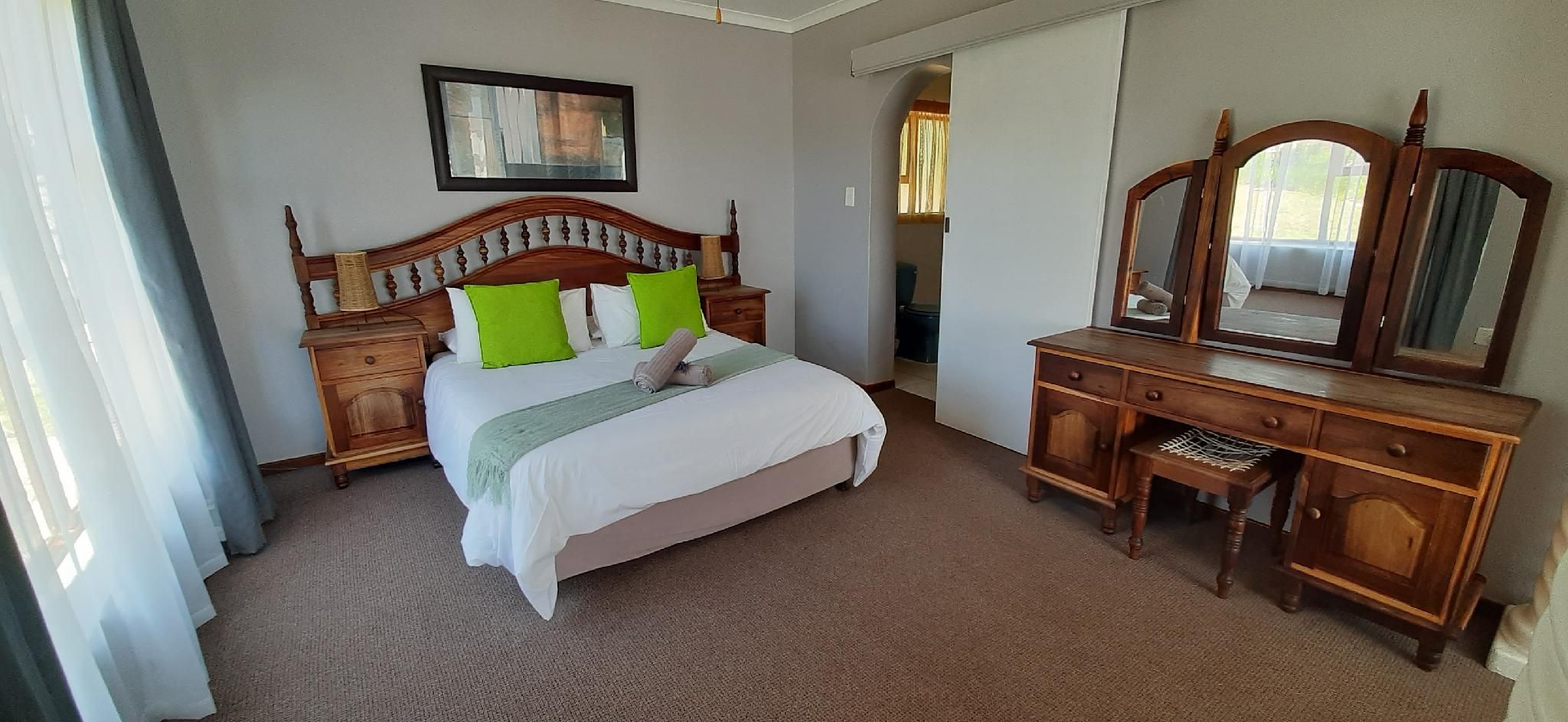 Eagles Nest Bed and Breakfast Honeymoon Cottage with Jacuzzi 2