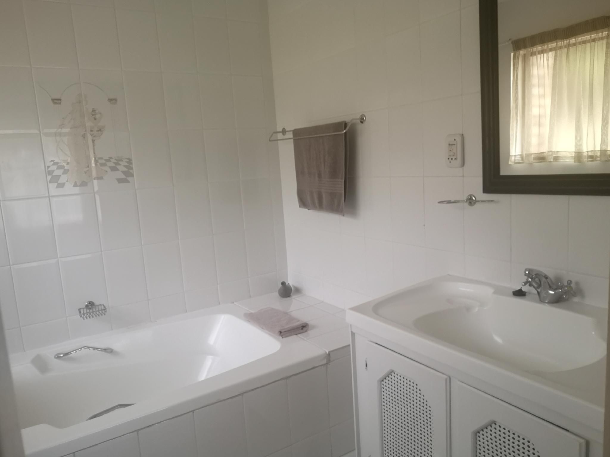 Eagles Nest Bed and Breakfast Honeymoon Cottage with Jacuzzi 3