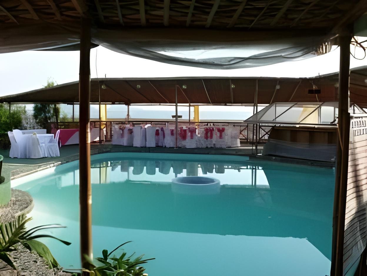 swimming pool [outdoor]