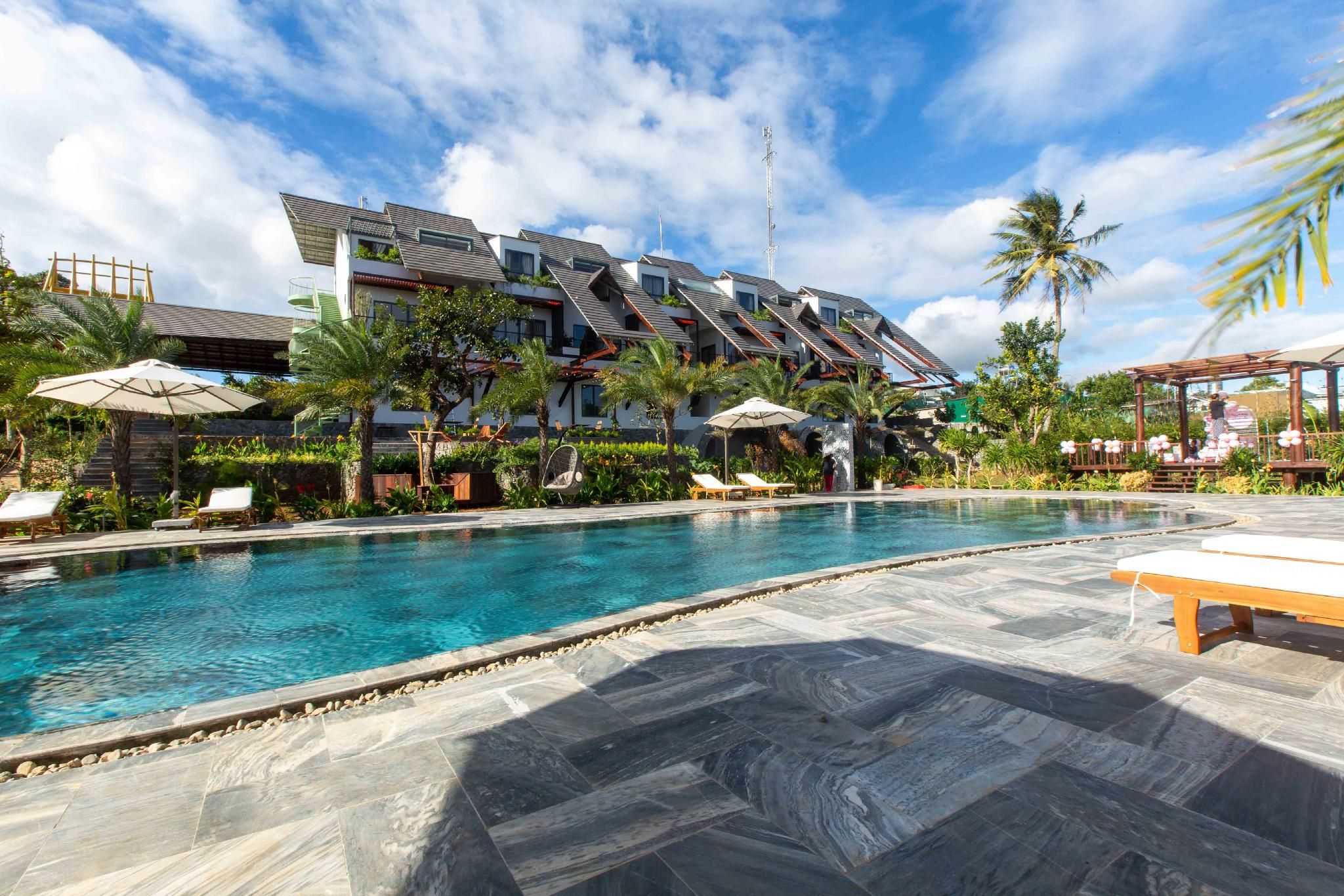 swimming pool [outdoor]