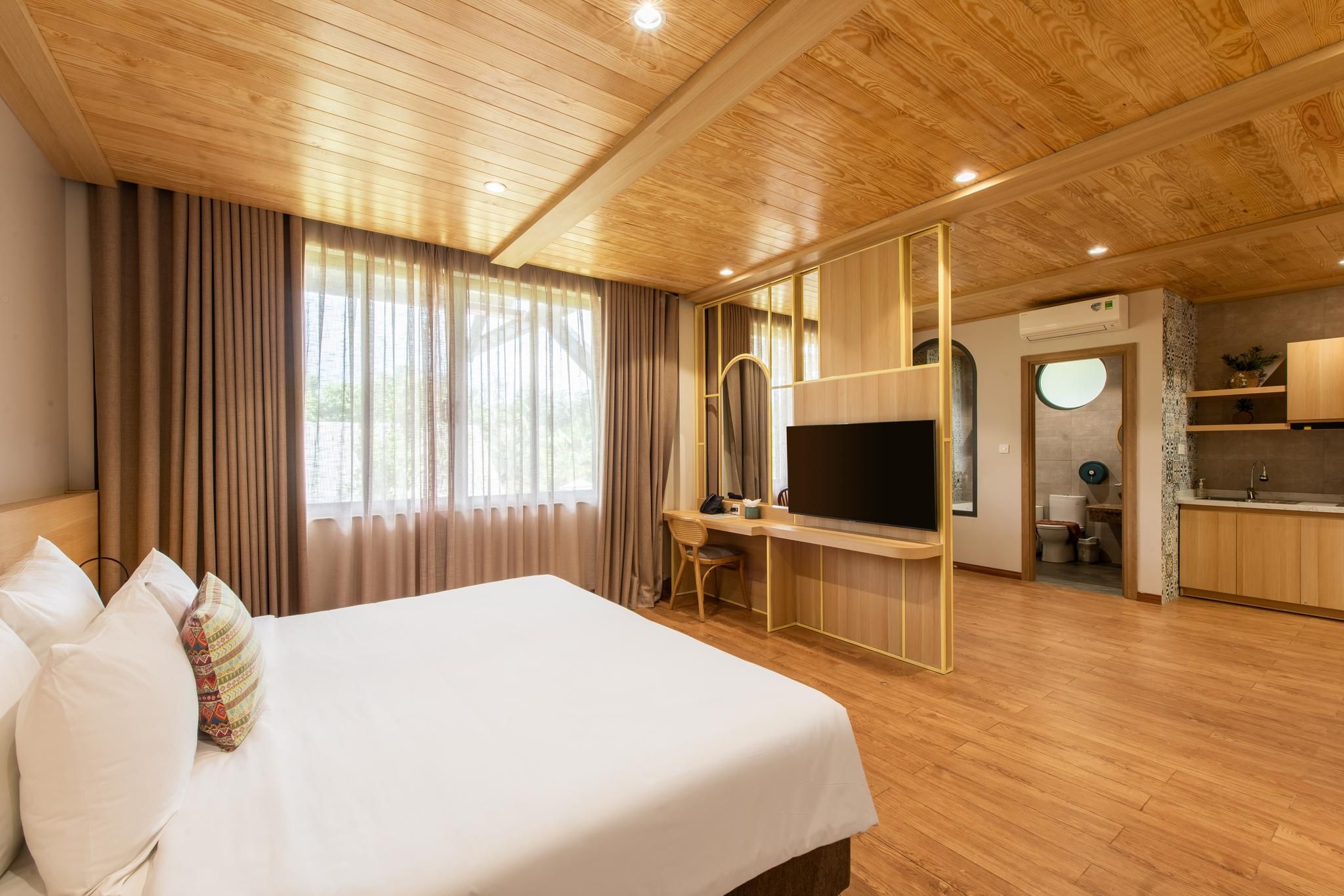 Studio King Suite