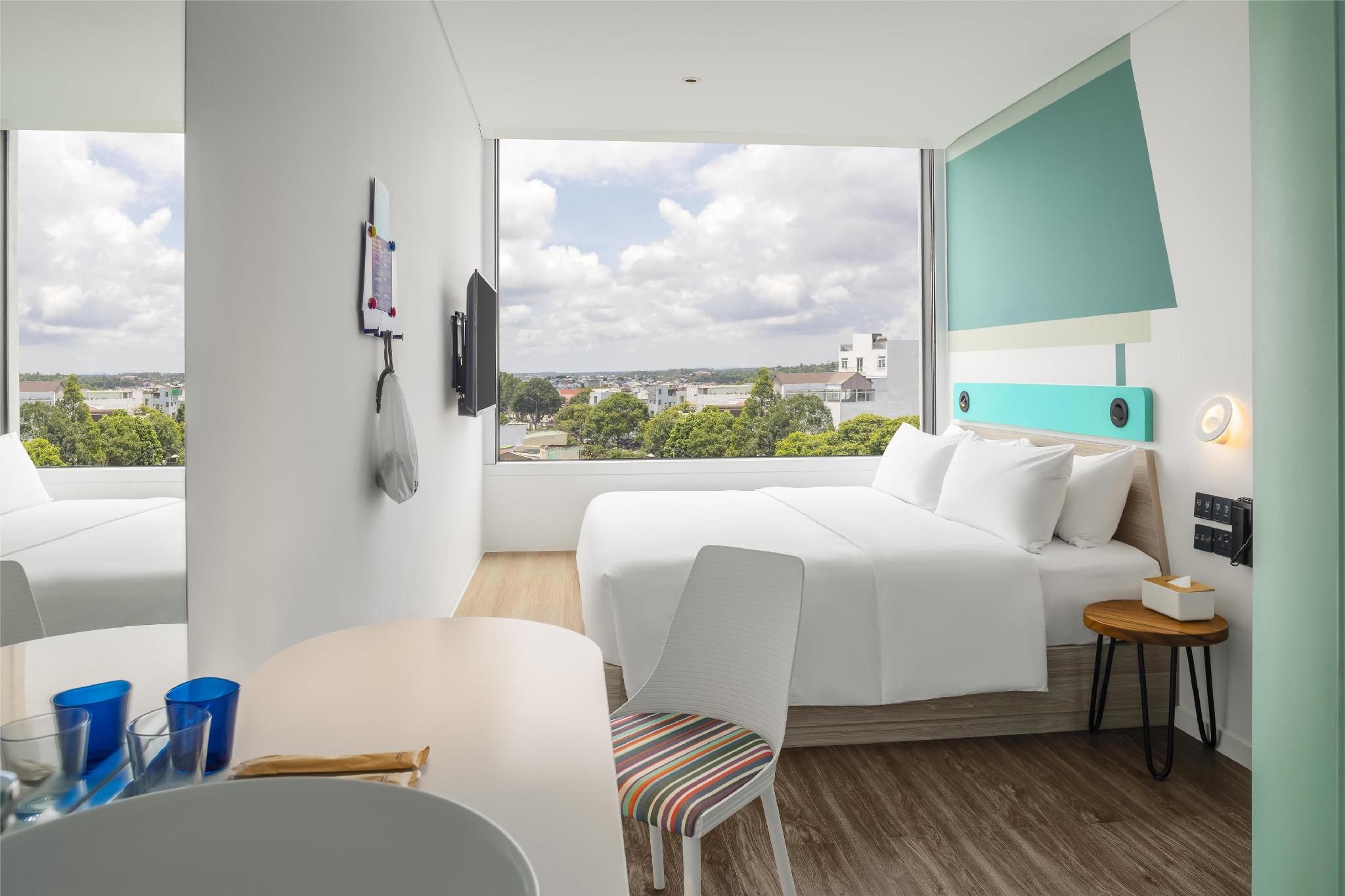 Tru by Hilton Buon Ma Thuot City Centre 1 King Guest room with Sofa bed