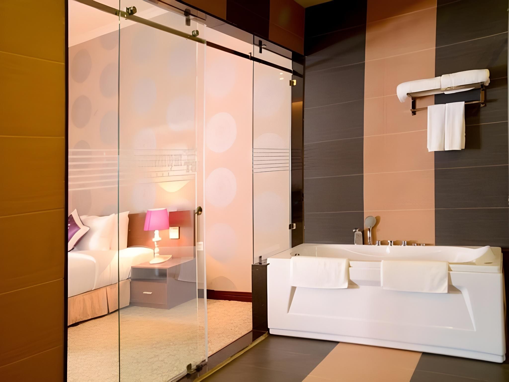 Hai Ba Trung Hotel and Spa Suite 3