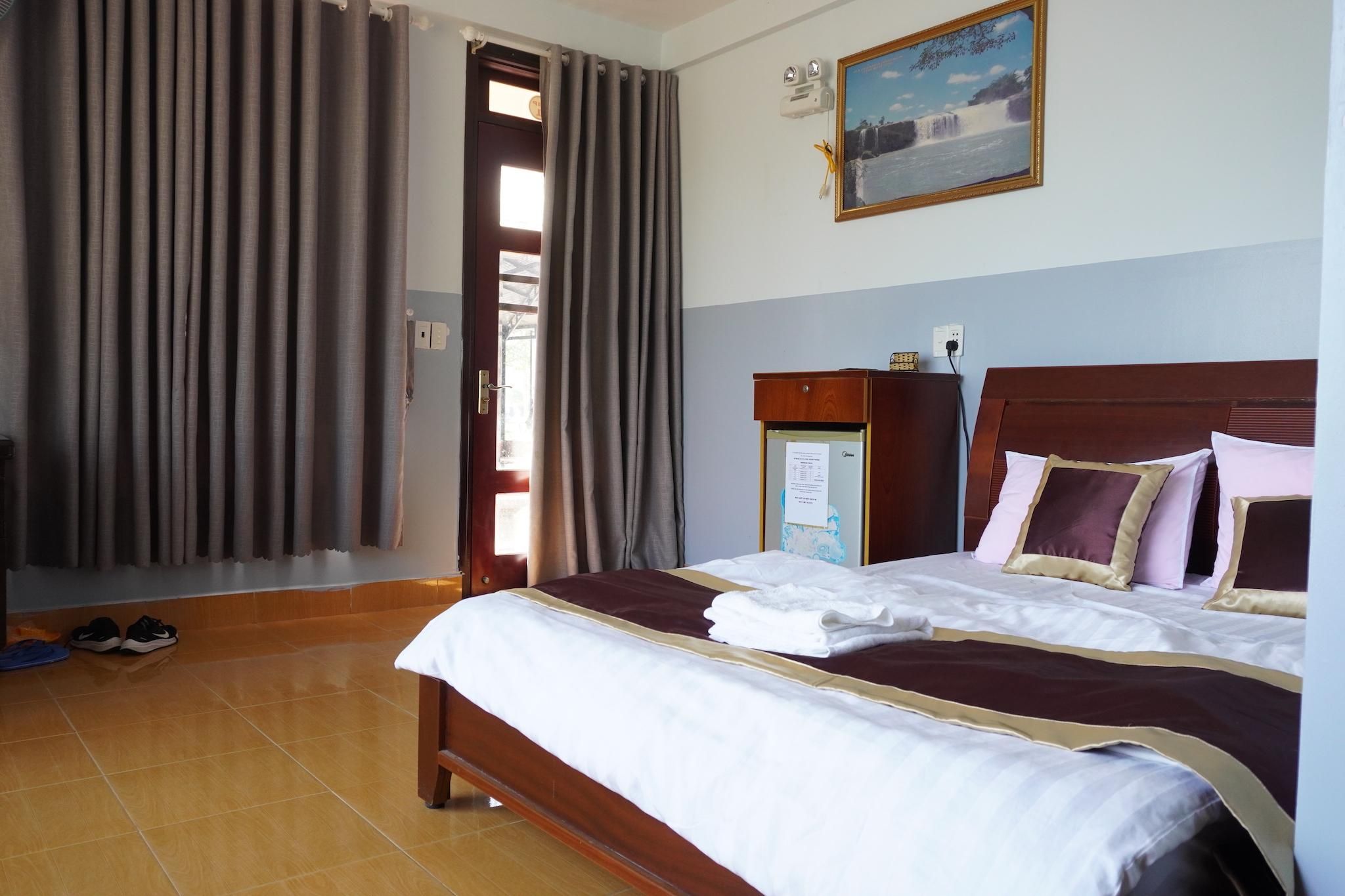 Van Long Lakeside View Guesthouse Deluxe Room with Air Conditioning